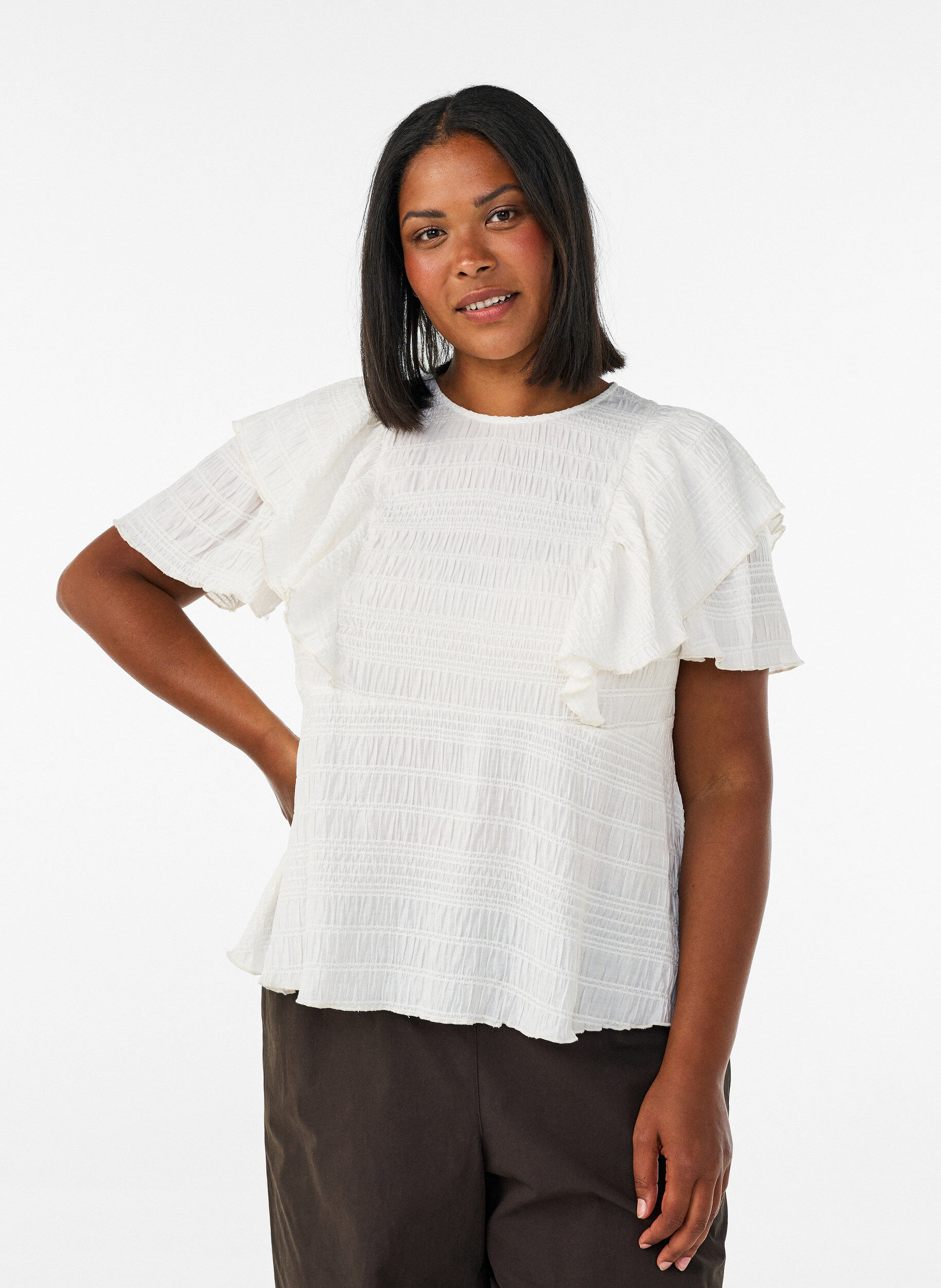 Blouse avec texture smock&eacute;e et manches &agrave; volants, Vanille, Model