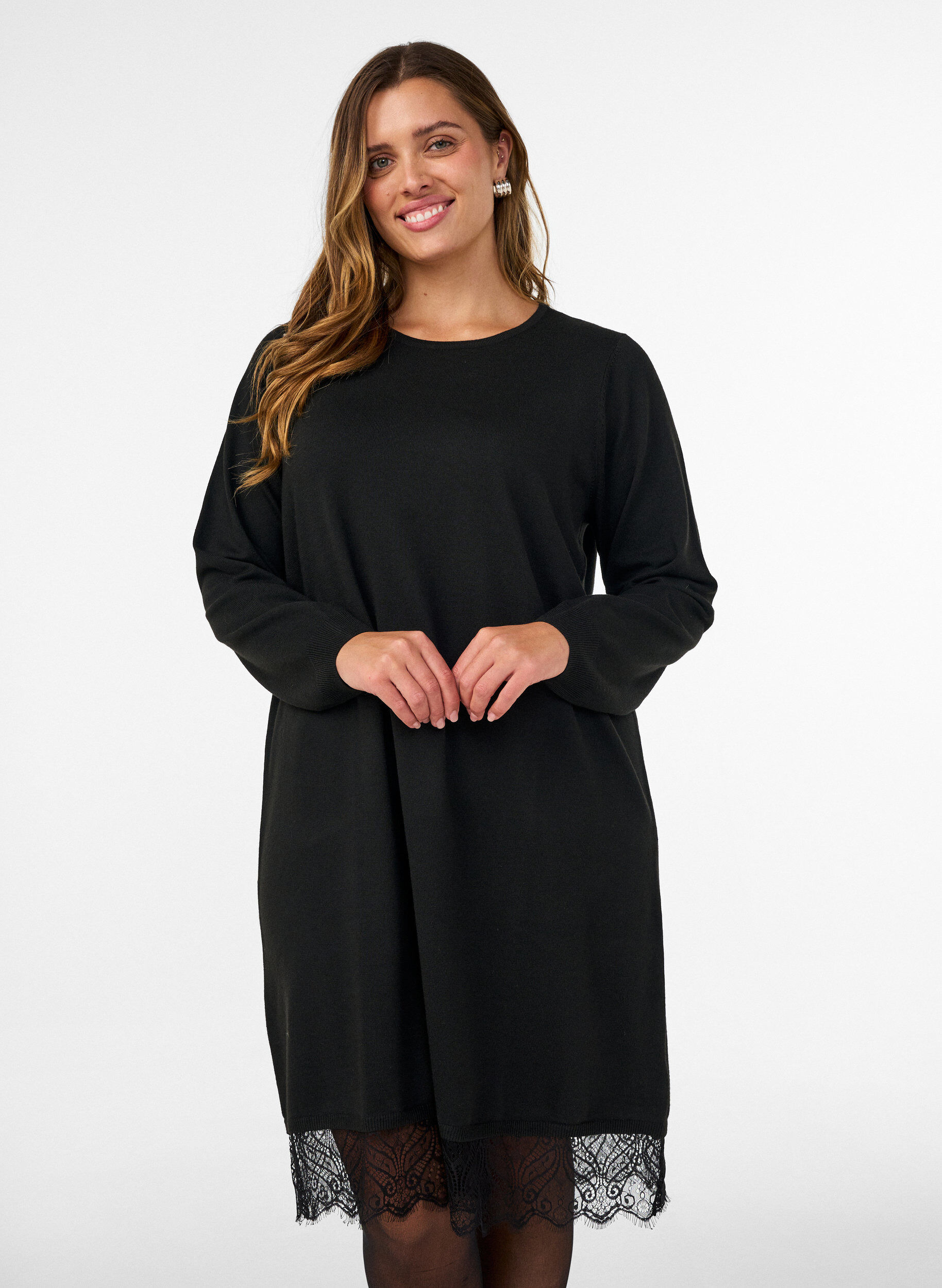 Robe courte en maille avec ourlet en dentelle, Noir, Model