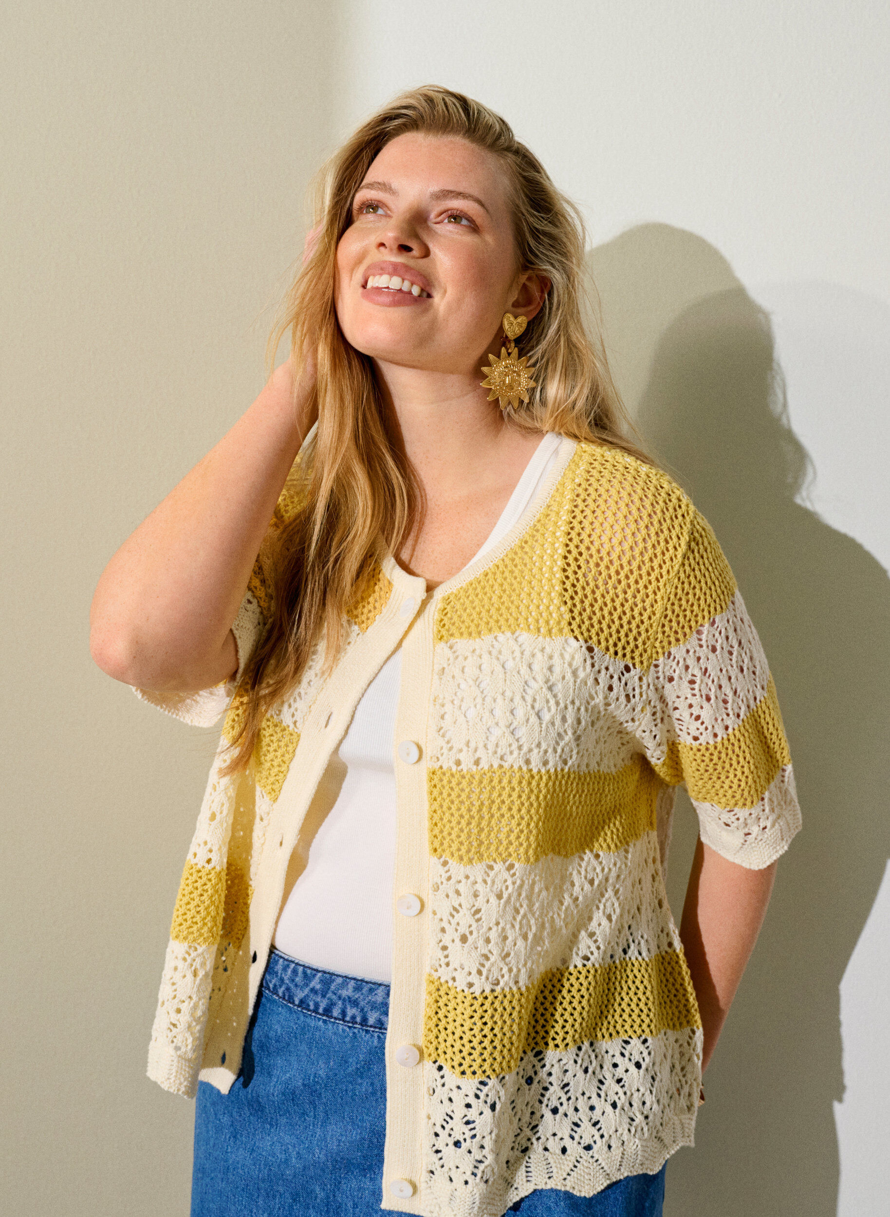 Zizzi Cardigan en maille avec broderie ajour&eacute;e et rayures, Jaune moutarde, Image image number 0