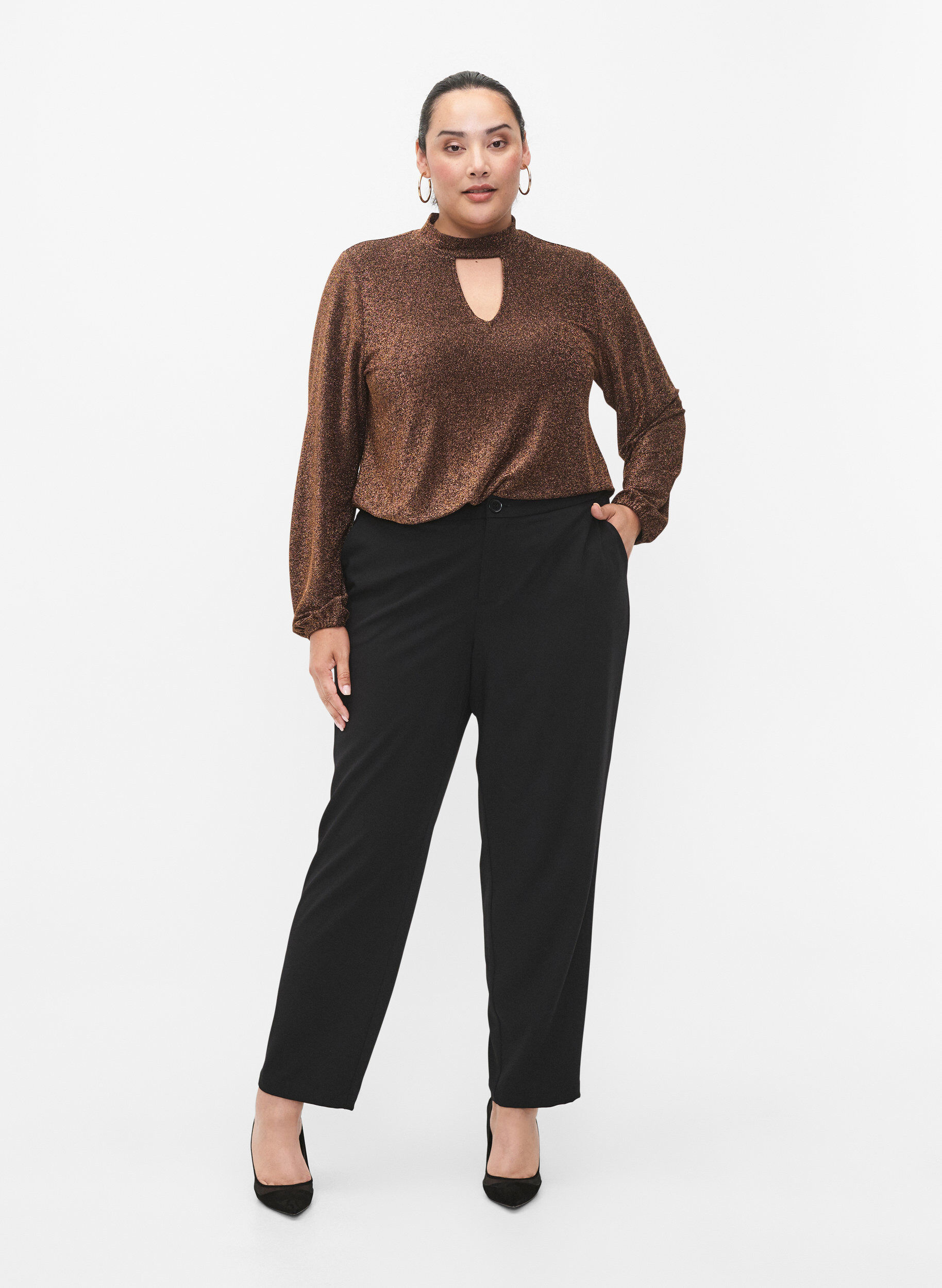 Zizzi Blouse scintillante &agrave; manches longues avec d&eacute;collet&eacute; arrondi et d&eacute;tail en V, Black Copper, Model image number 2