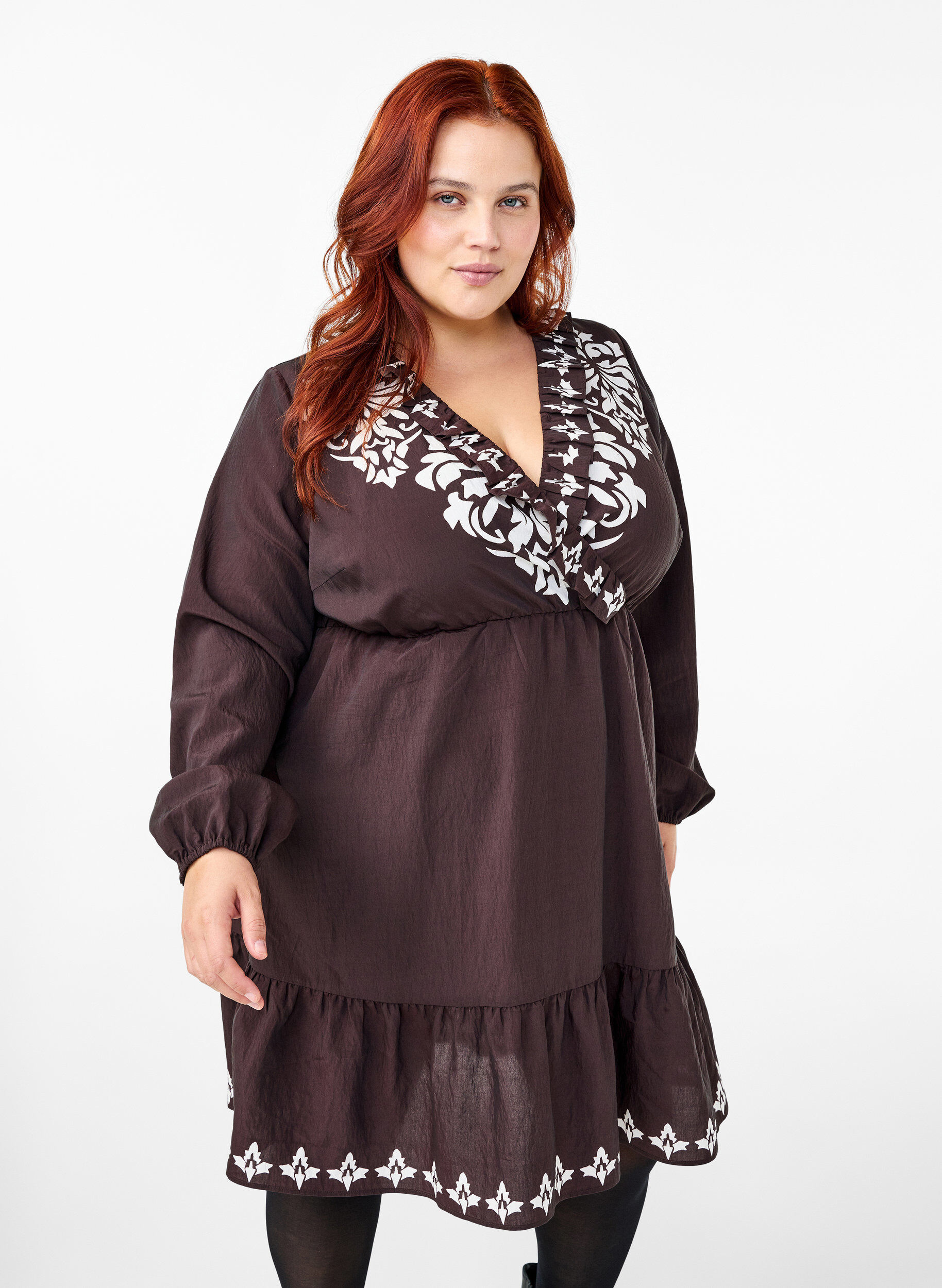 Zizzi Robe &agrave; manches longues en viscose avec imprim&eacute;, Marron, Model image number 0