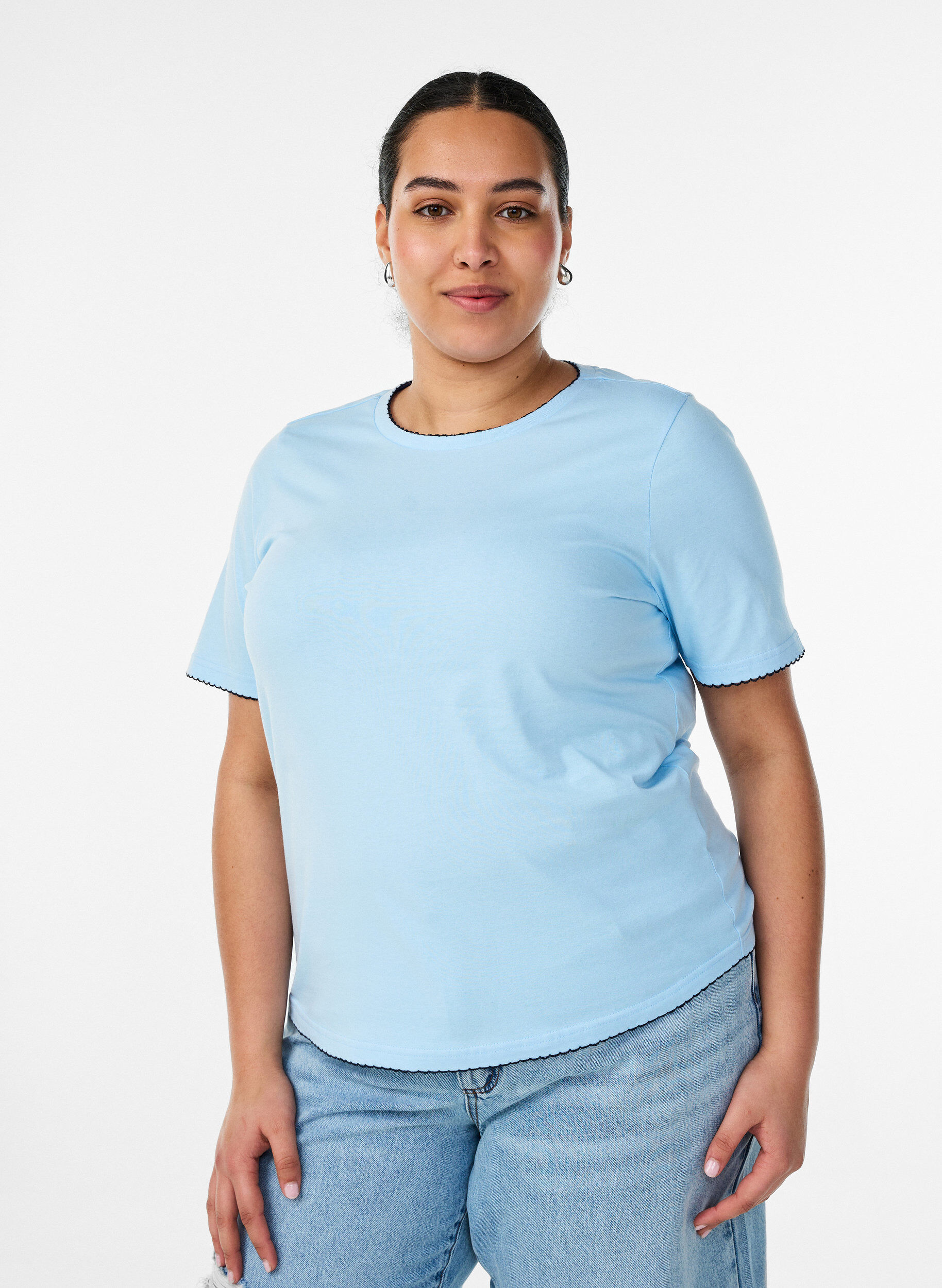 ZizziT-shirt en coton avec bords ondul&eacute;s contrastants, Bleu Clair, Model image number 0