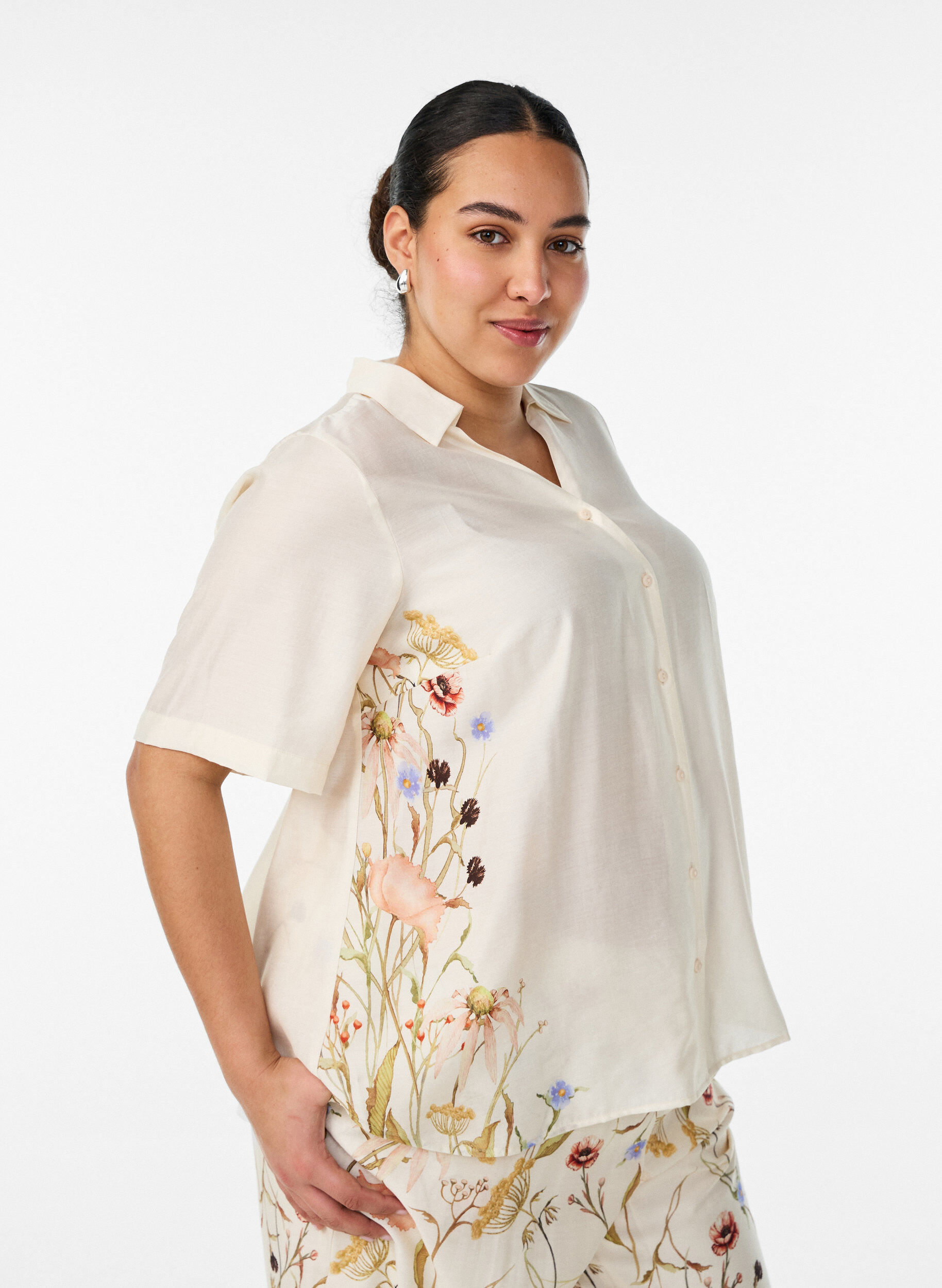 Chemisier &agrave; manches au coude et d&eacute;tails floraux, Beige, Model