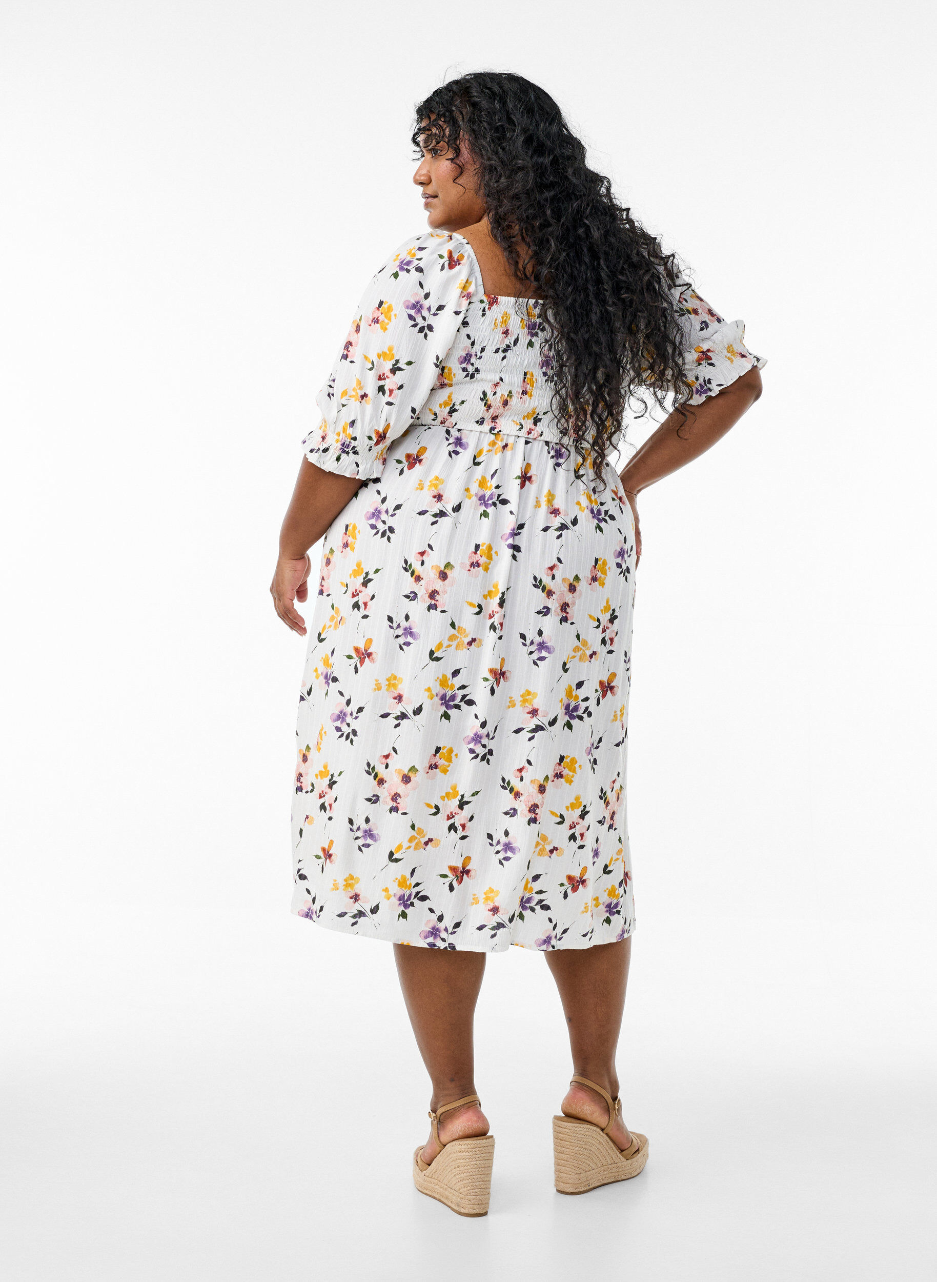 ZizziRobe midi en viscose &agrave; fleurs avec smock, Blanc, Model image number 1