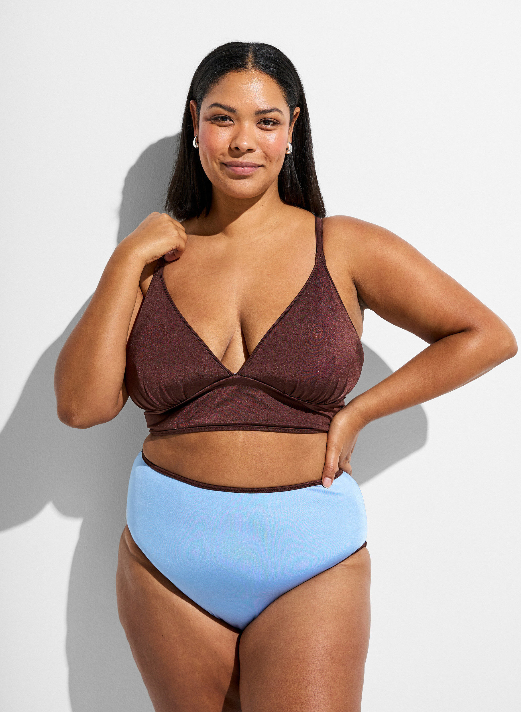 Zizzi Haut de bikini r&eacute;versible avec d&eacute;collet&eacute; en V et bretelles crois&eacute;es dans le dos, Marron, Model image number 1