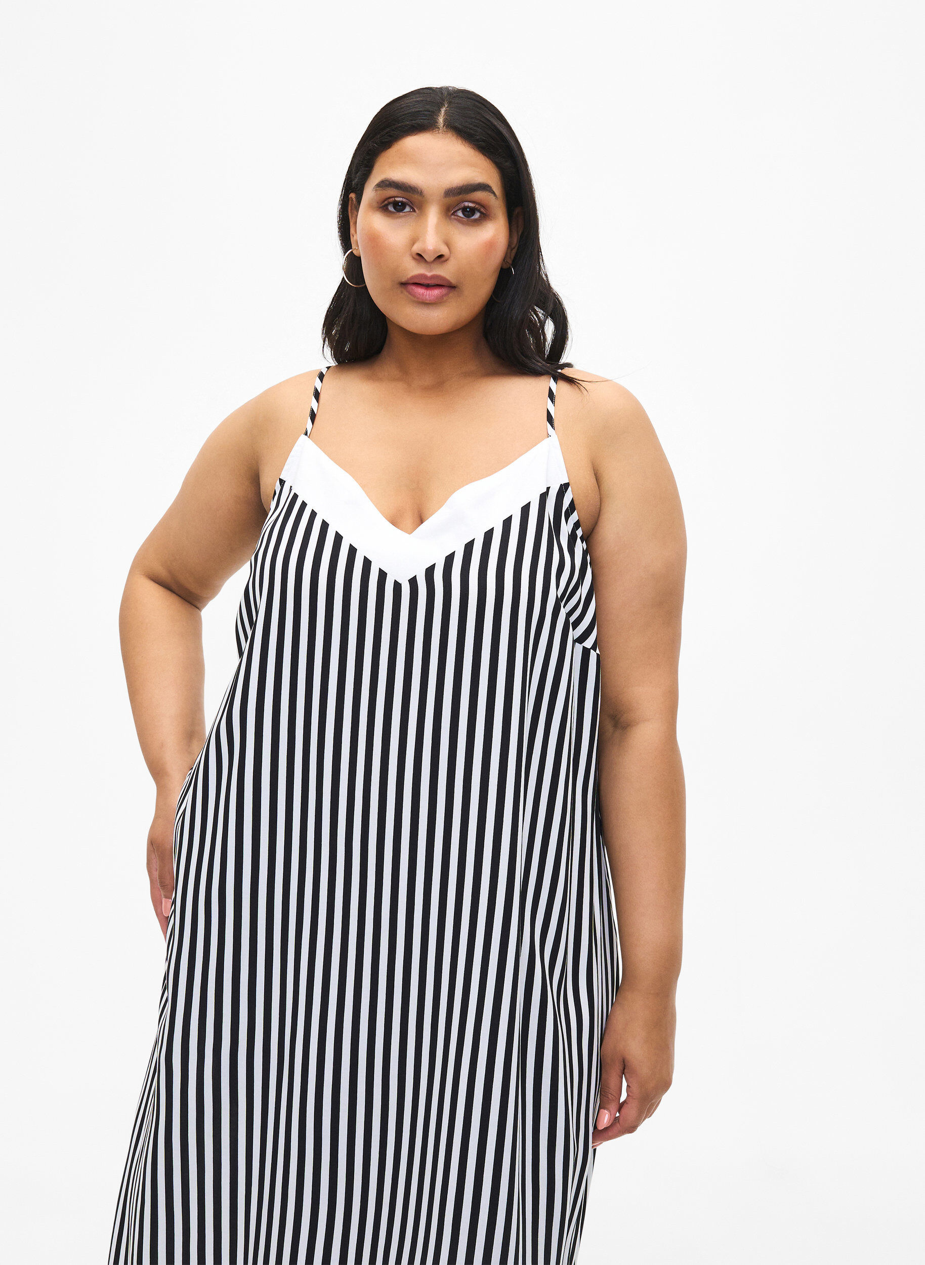 Zizzi FLASH - Robe &agrave; bretelles ray&eacute;e en viscose, Black White Stripe, Model image number 2