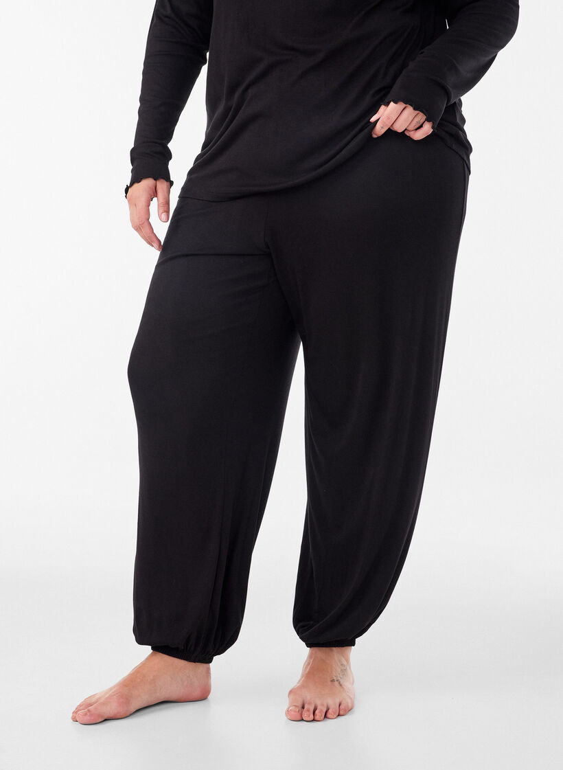 Pantalon de pyjama ample en viscose avec une taille &eacute;lastique, Noir, Model image number 2