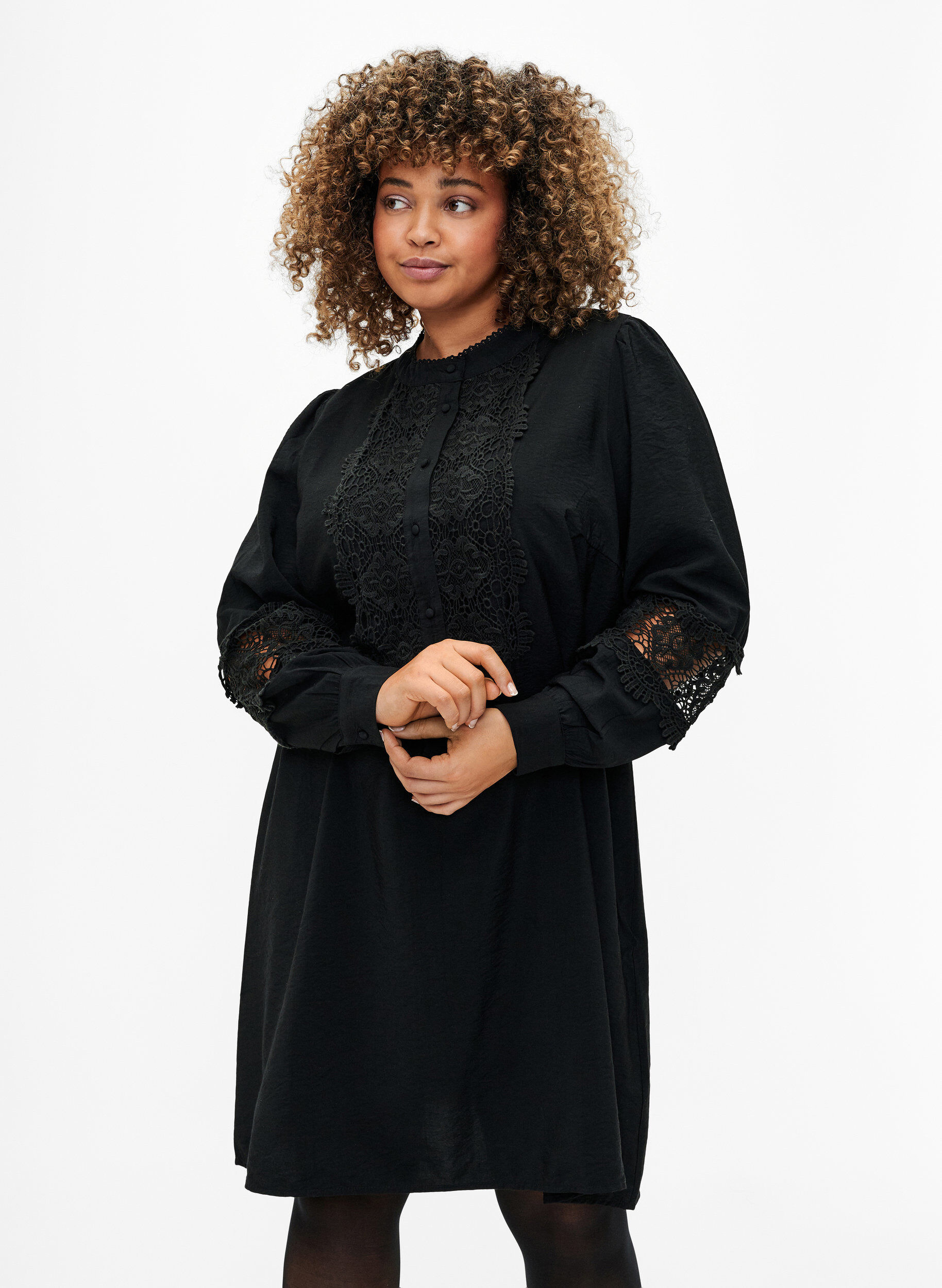 Zizzi Robe en viscose avec d&eacute;tails au crochet, Black, Model image number 0