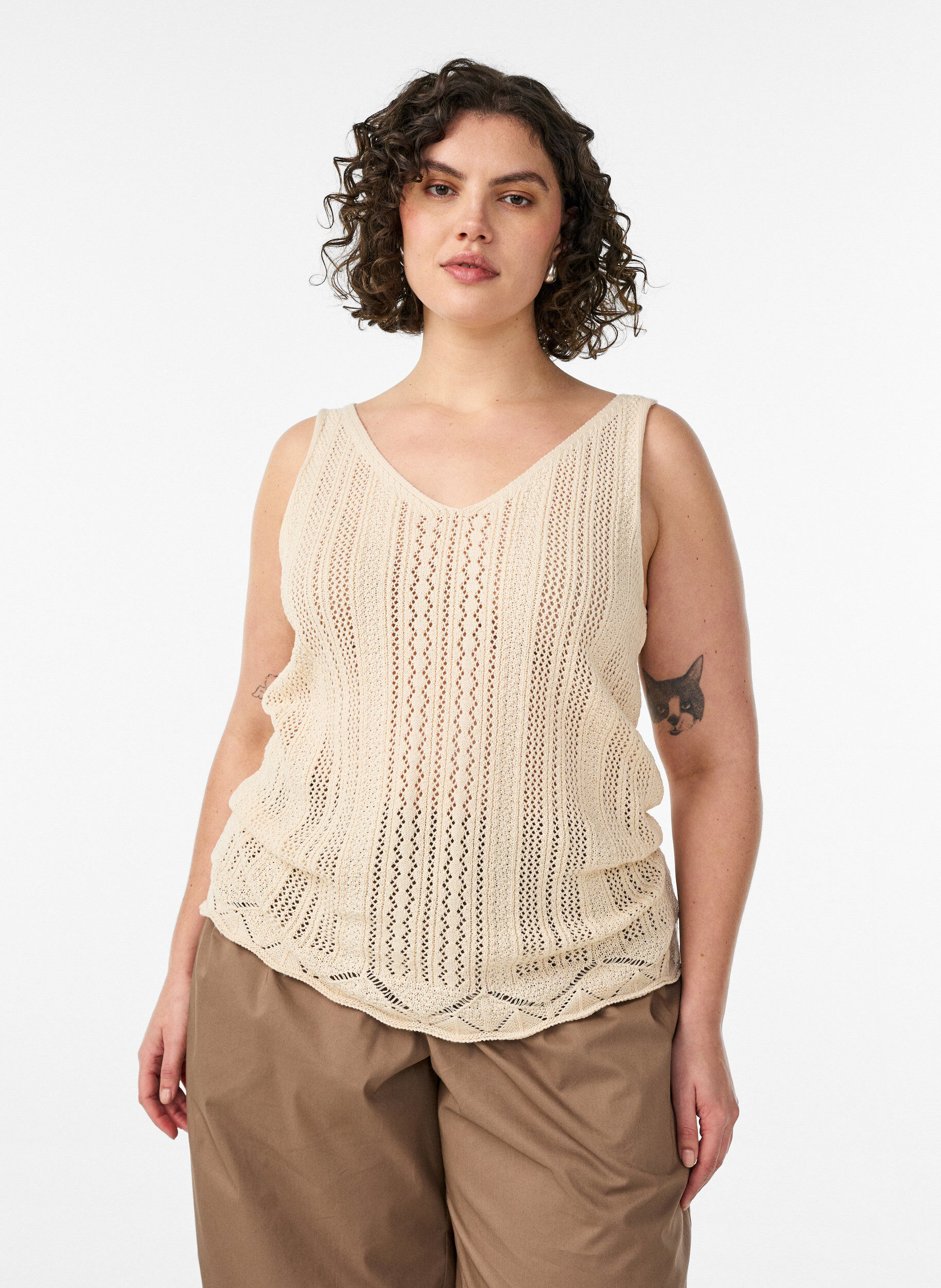 Zizzi Top en maille avec broderie ajour&eacute;e et col V, Beige, Model image number 0
