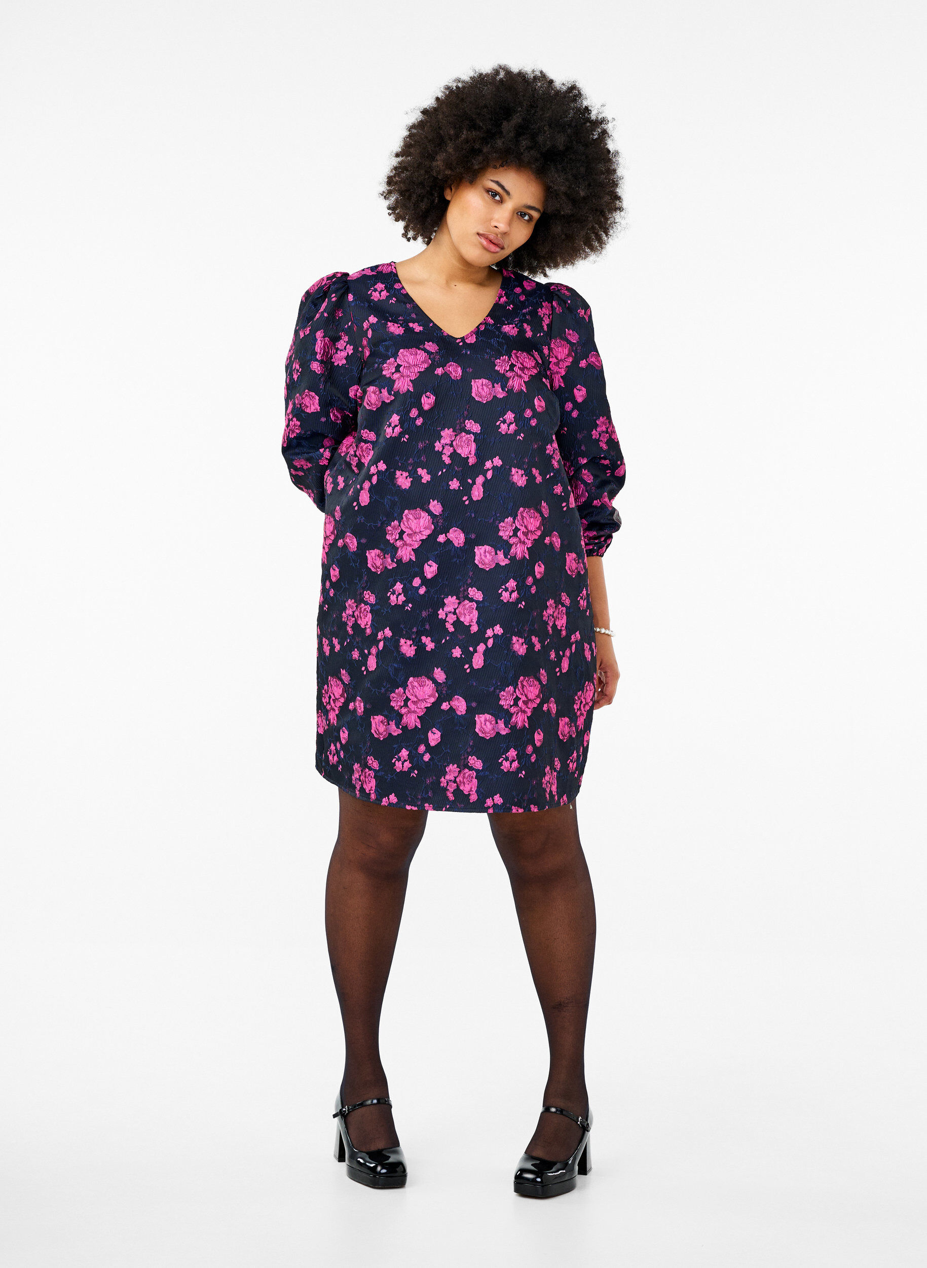 Zizzi Robe courte en jacquard et &agrave; manches longues, Black w. Red Rose, Model image number 2
