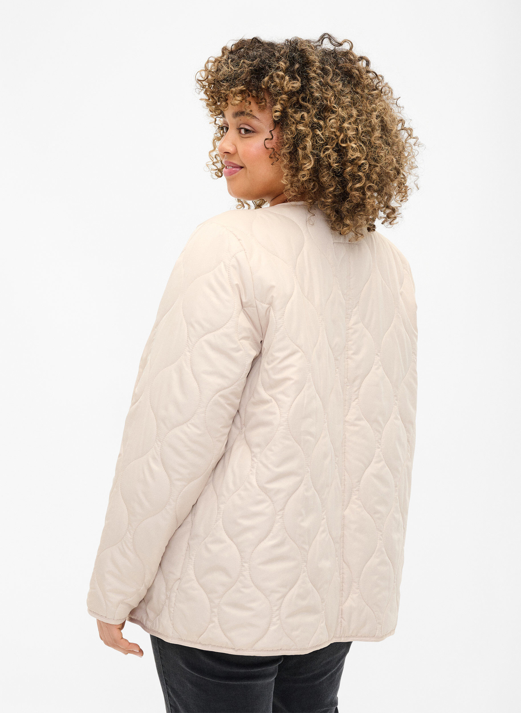 Zizzi Veste matelass&eacute;e avec boutons, Pumice Stone, Model image number 1
