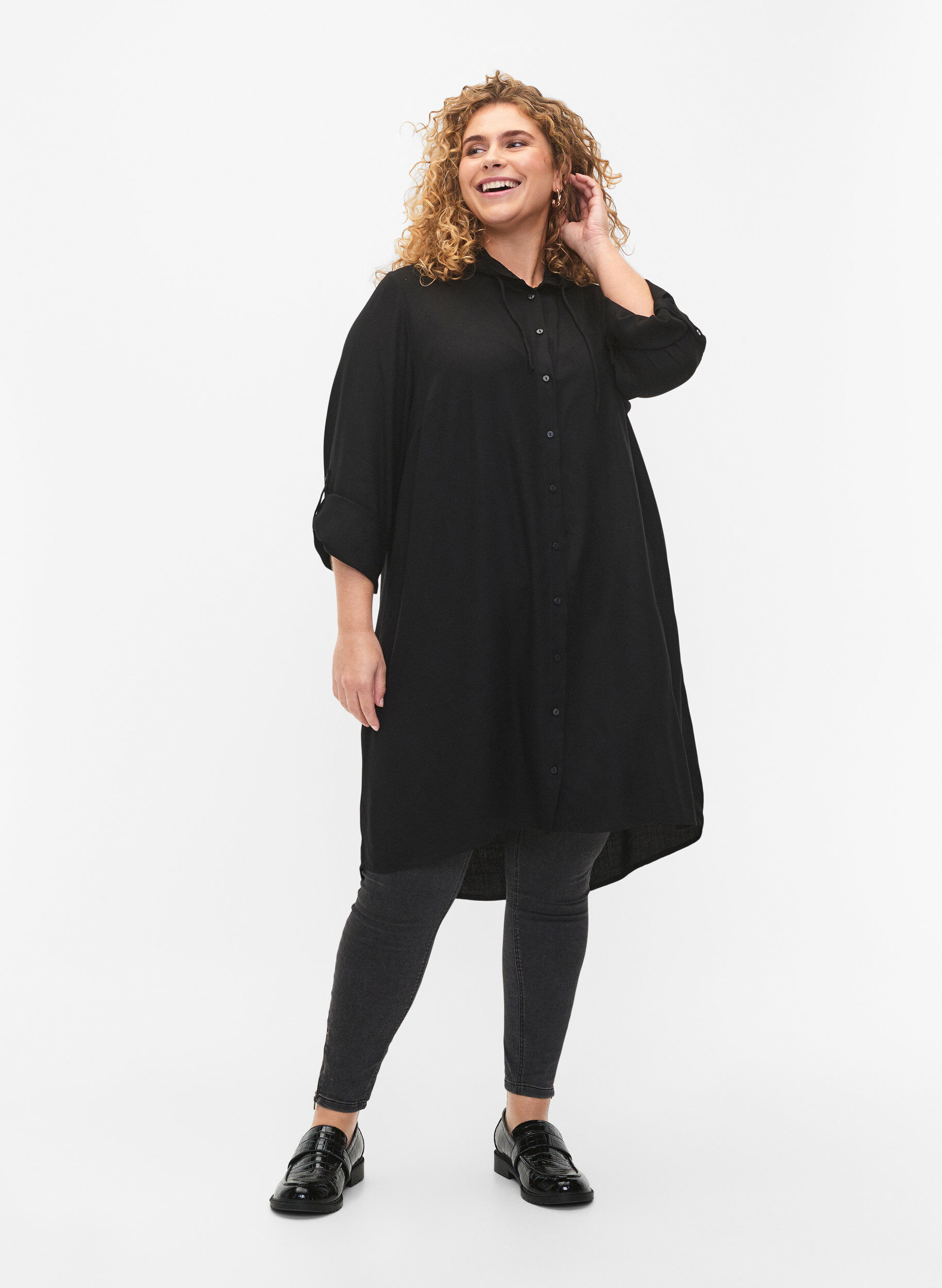 Zizzi Robe chemise en viscose avec capuche et manches 3/4, Black, Model image number 2