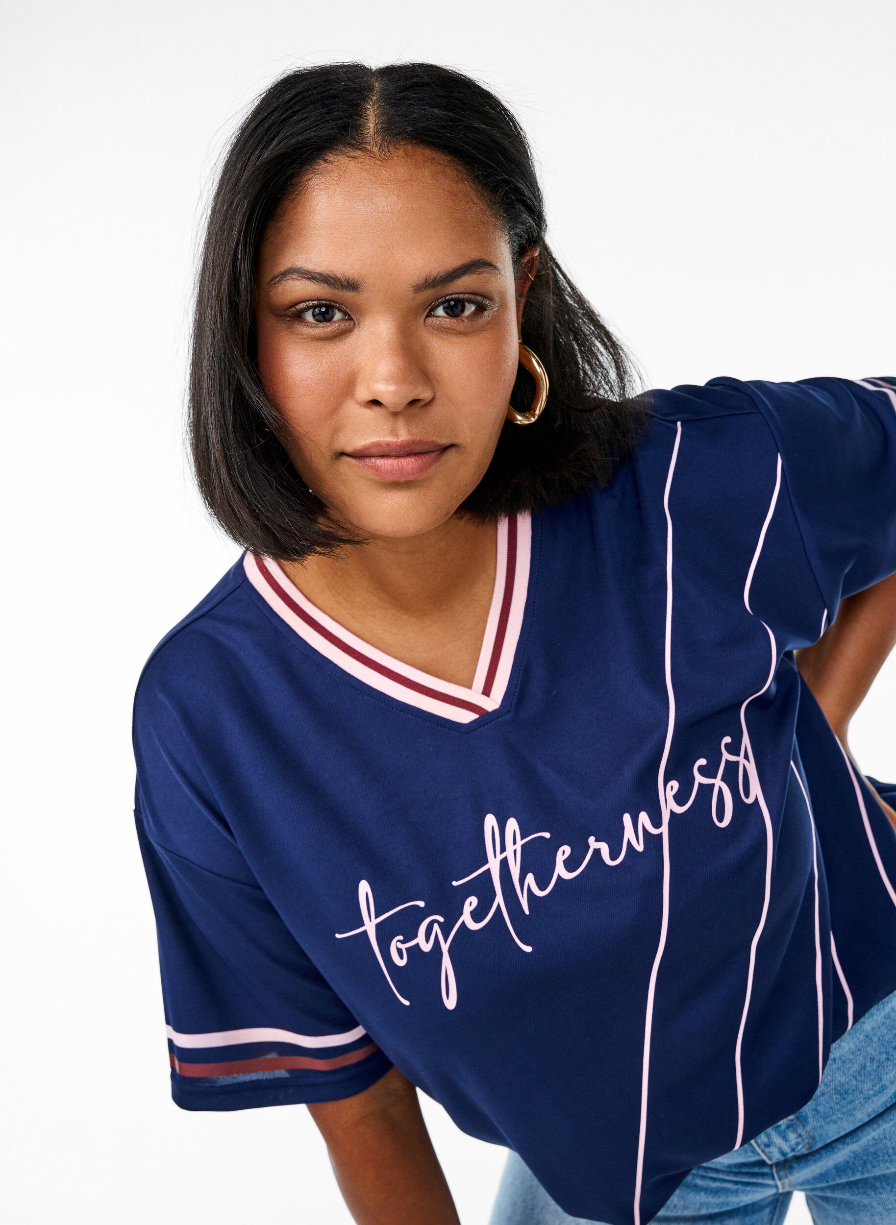 Zizzi T-shirt sport imprim&eacute; carreaux et texte, Bleu, Model image number 3