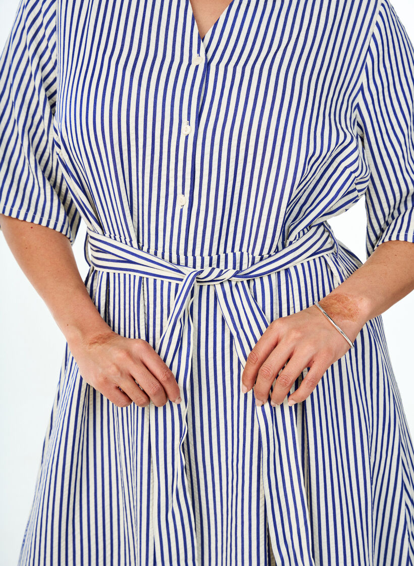 Robe-chemise longue jusqu&rsquo;aux chevilles avec ceinture &agrave; nouer et rayures, Bleu, Model image number 3