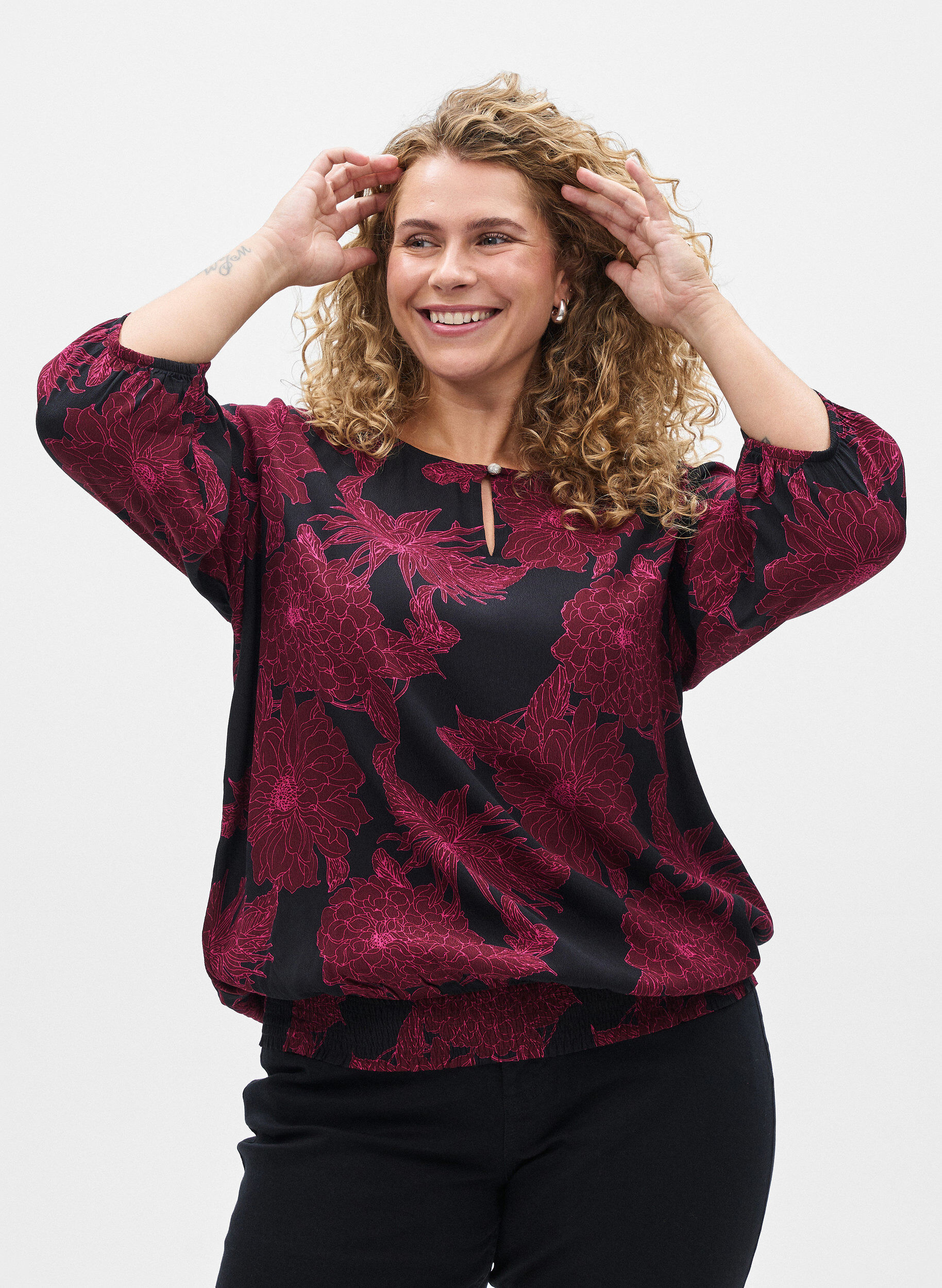ZizziBlouse en viscose &agrave; imprim&eacute; floral et smocks, Bordeaux fonc&eacute;, Model image number 0