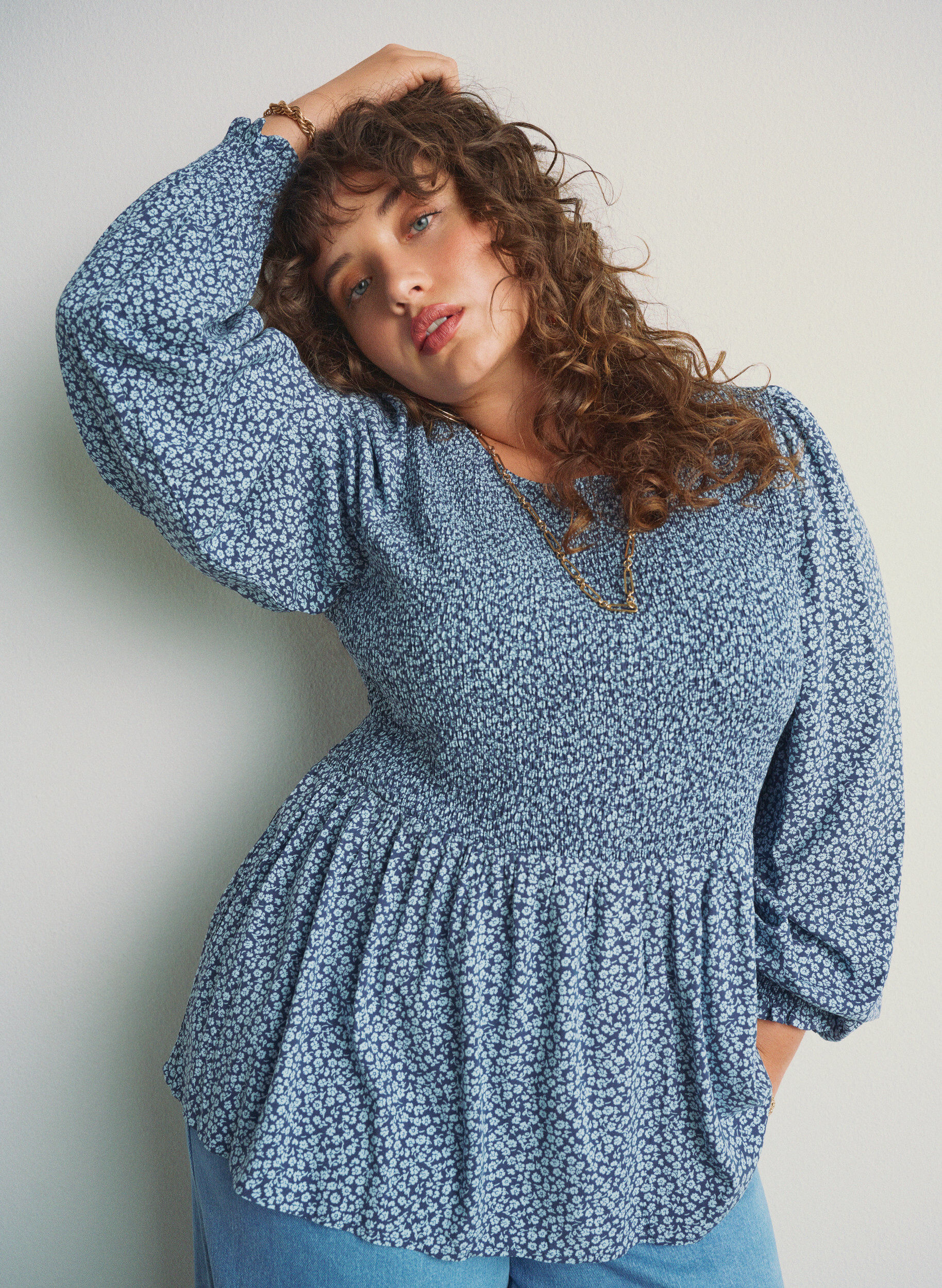 Zizzi Blouse avec haut smock&eacute; et imprim&eacute; fleuri, Bleu, Image image number 0