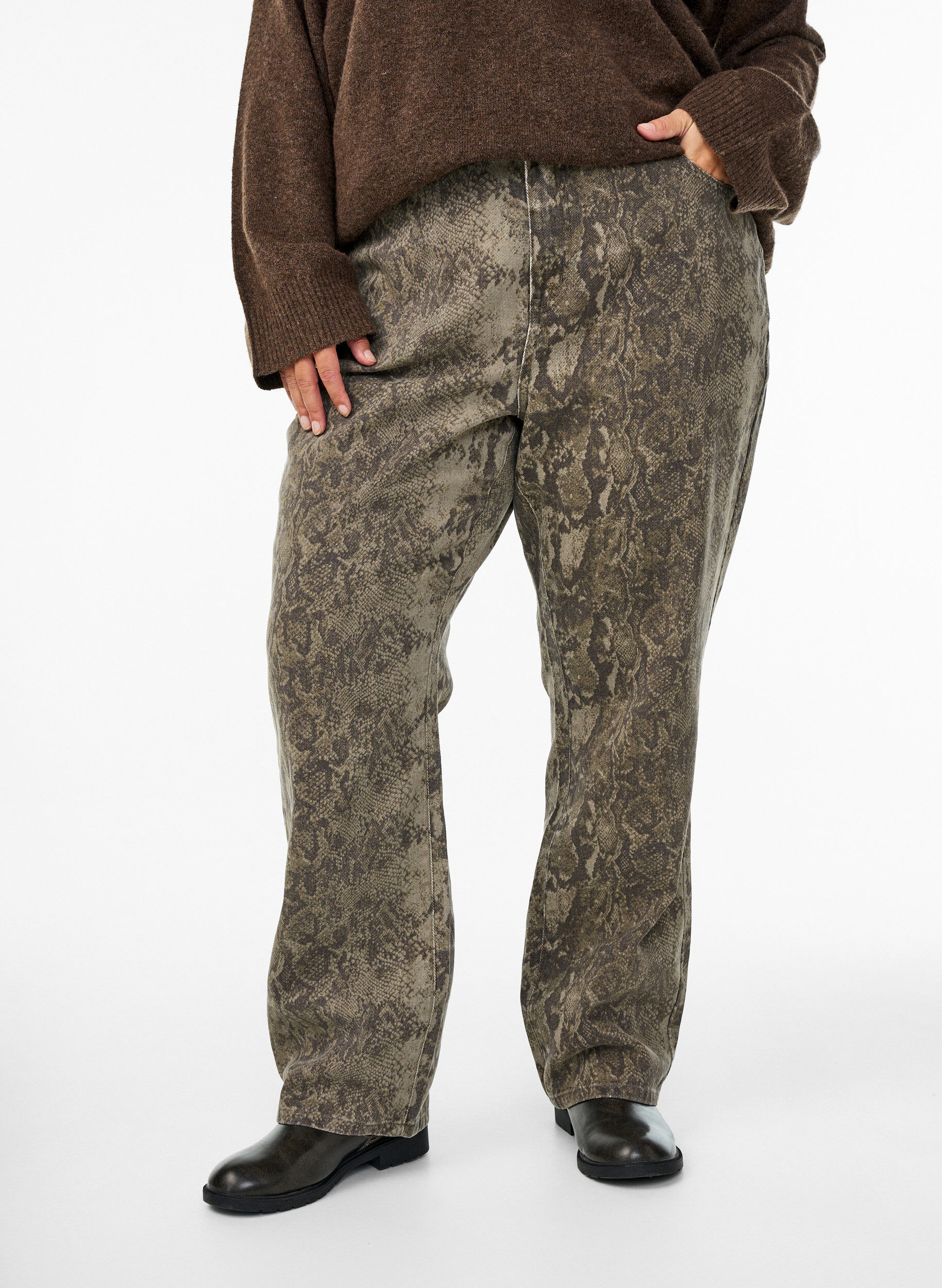 Zizzi Jean Gemma taille haute avec imprim&eacute; serpent, Marron, Model image number 2