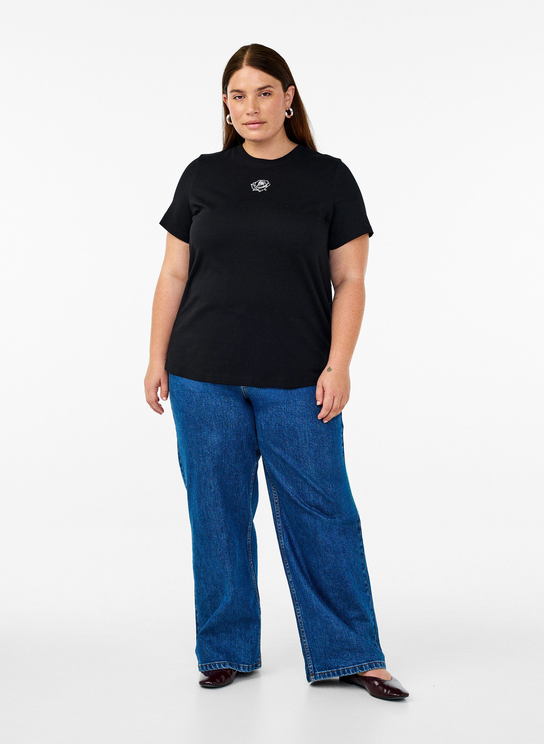 Zizzi T-shirt en coton &agrave; d&eacute;tail de broderie, Noir, Model image number 1