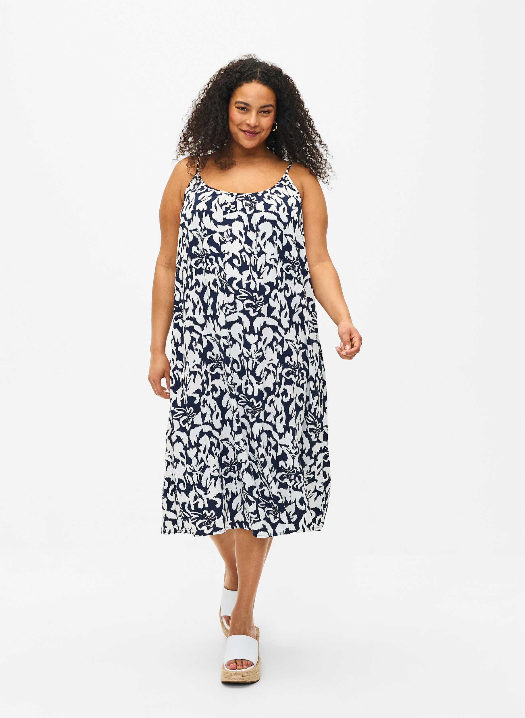 Zizzi Robe &agrave; bretelles en viscose avec imprim&eacute;, Navy Bl. Ethnic AOP, Model image number 0