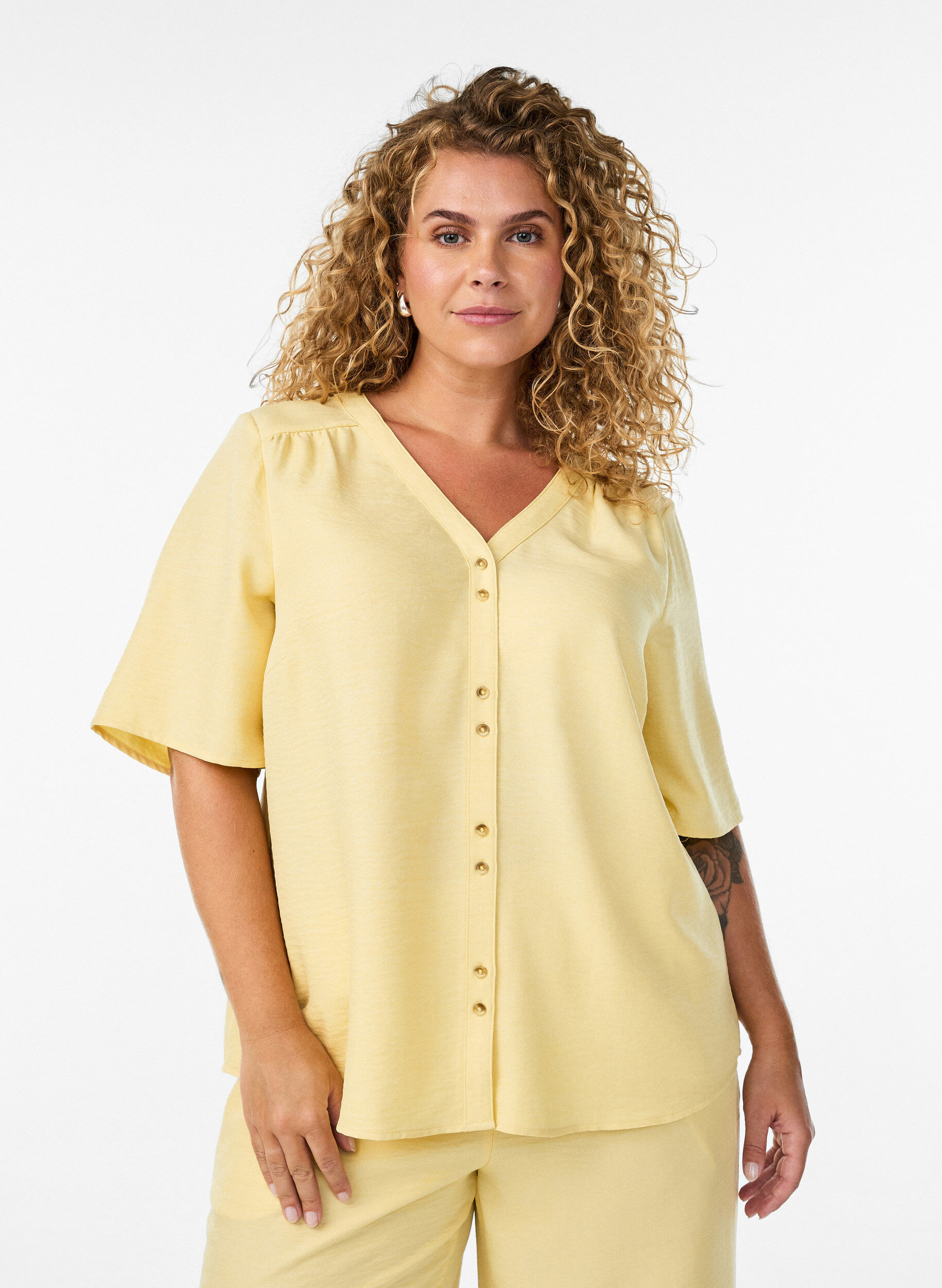 ZizziChemisier &agrave; col en V et manches courtes, Jaune clair, Model image number 0