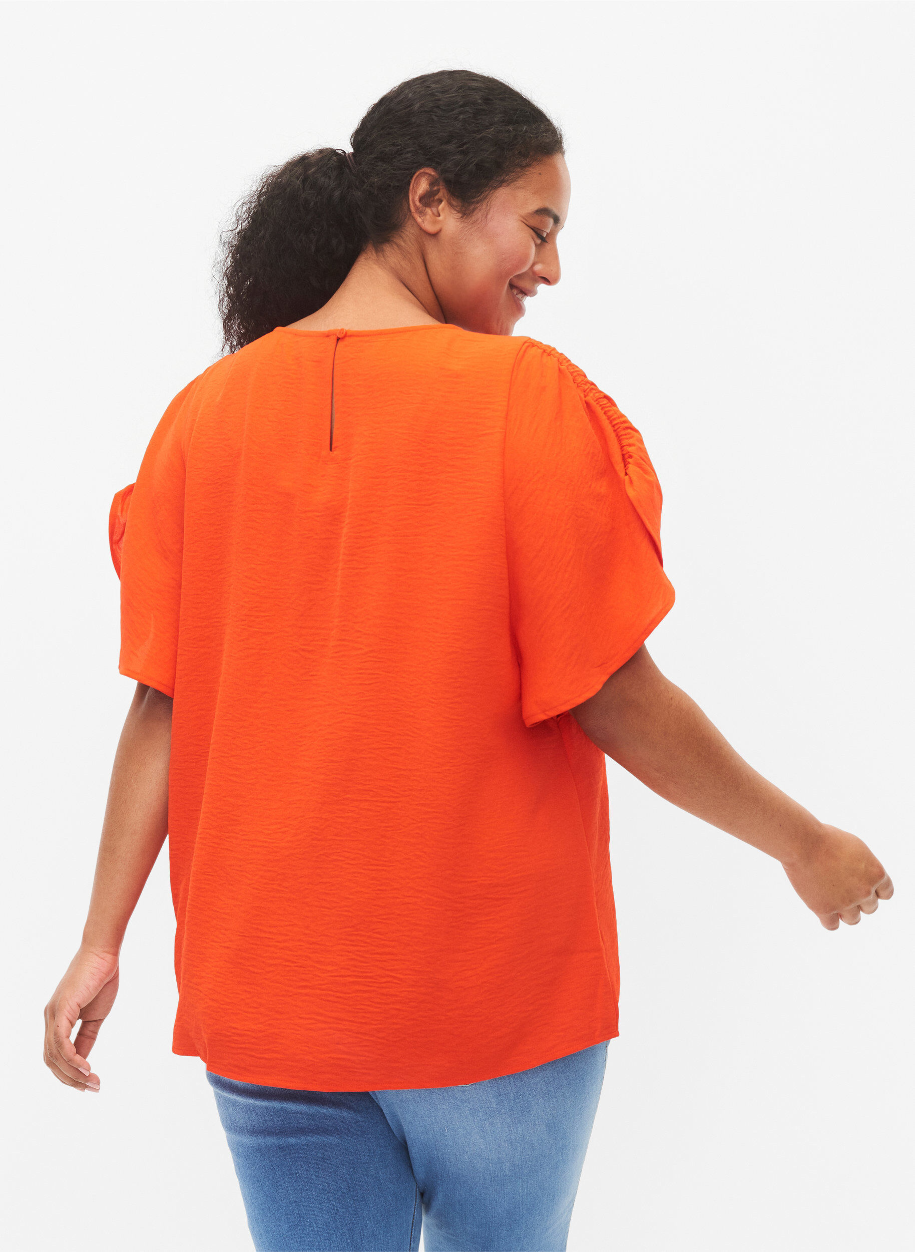Zizzi Blouse &agrave; manches courtes avec des plis., Orange.com, Model image number 1