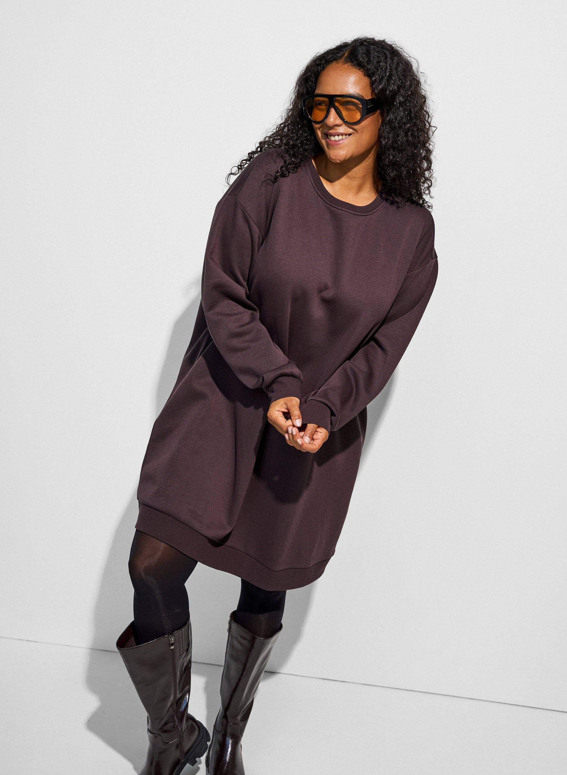 Robe sweat ample avec des poches, Marron, Model
