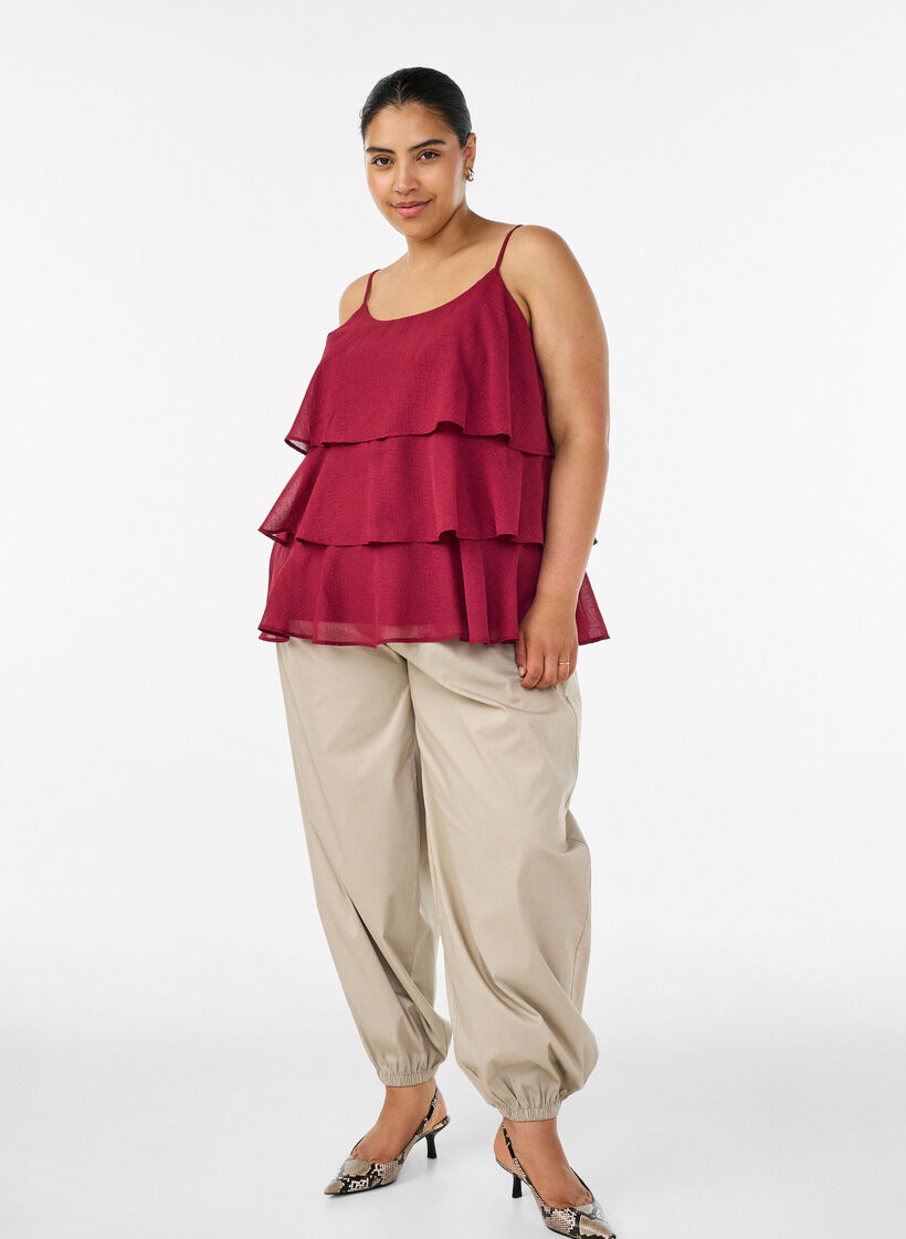 Top superpos&eacute; avec volants et fines bretelles, Rouge, Model image number 1