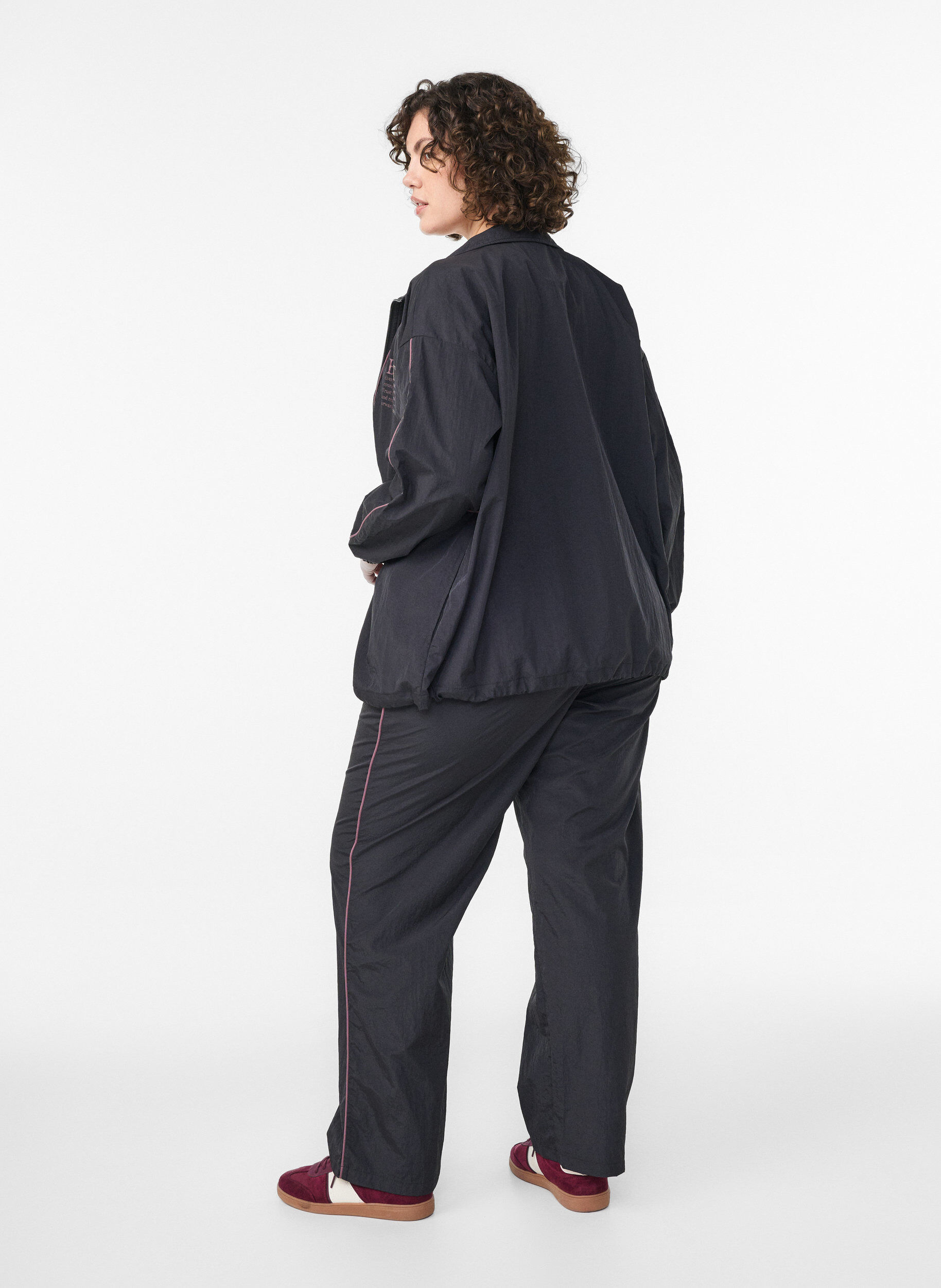 Zizzi Pantalon l&eacute;ger avec passepoil contrastant et taille haute, Noir, Model image number 1