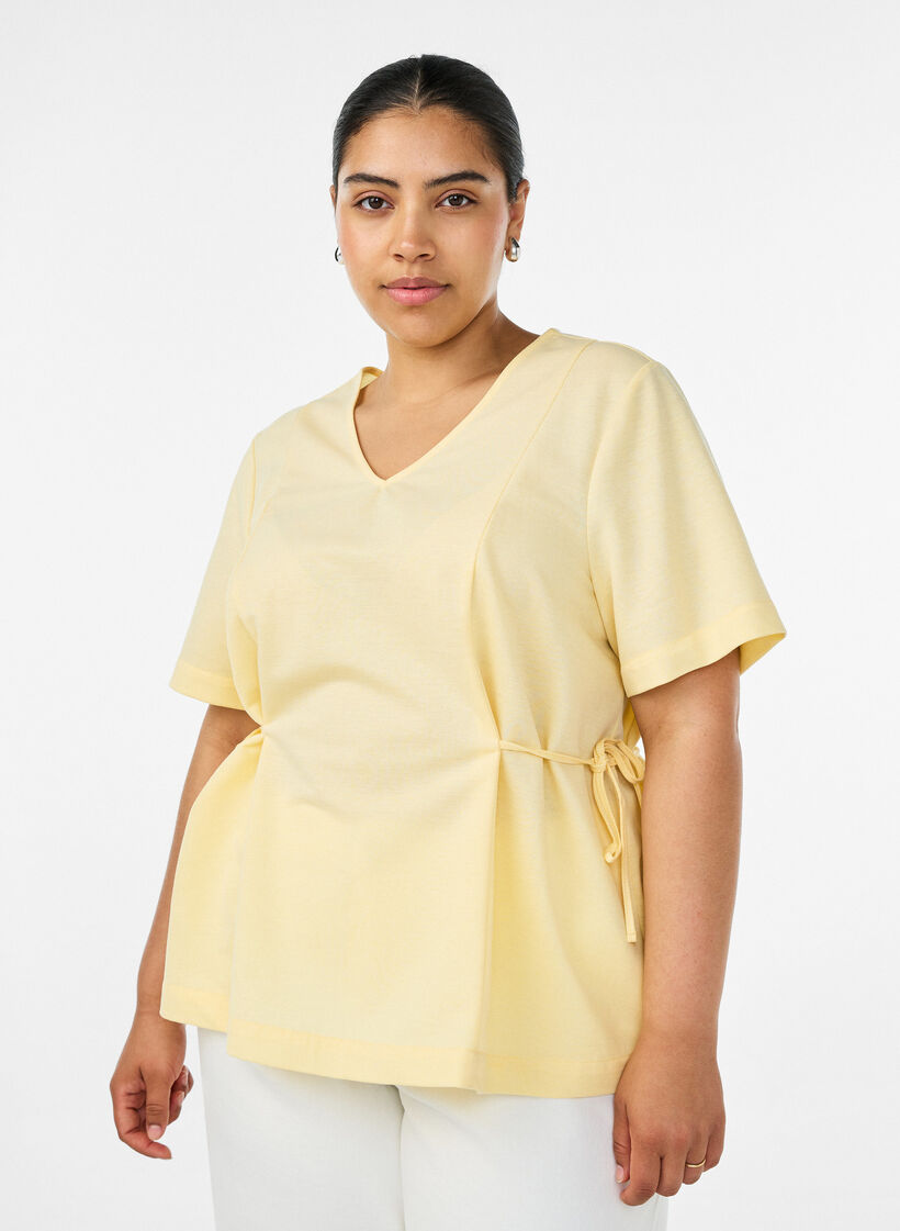 Blouse en m&eacute;lange de coton avec un col en V et un lien &agrave; nouer, Jaune, Model image number 0