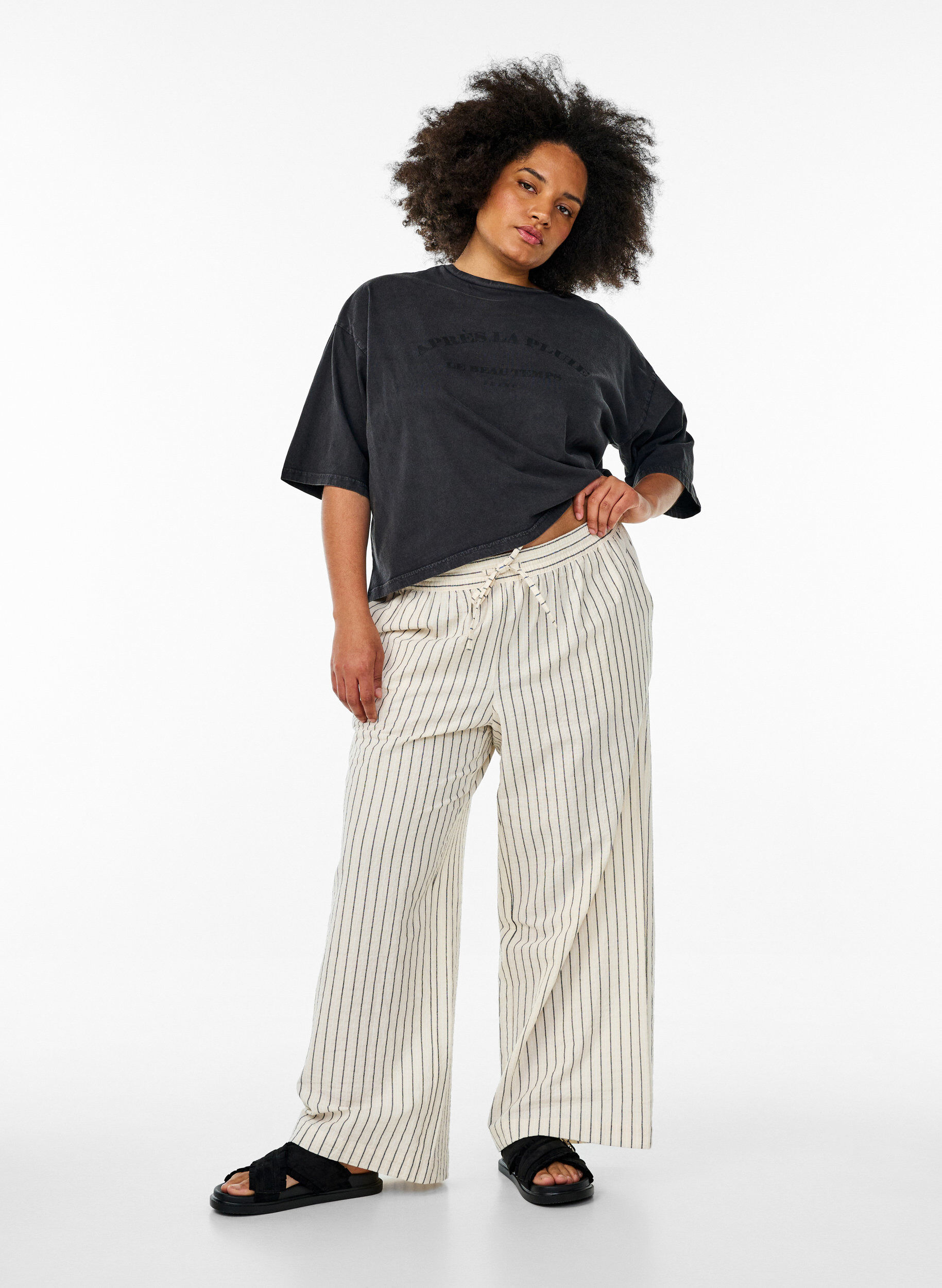 Pantalon ample avec taille haute et poches, Vanille, Model