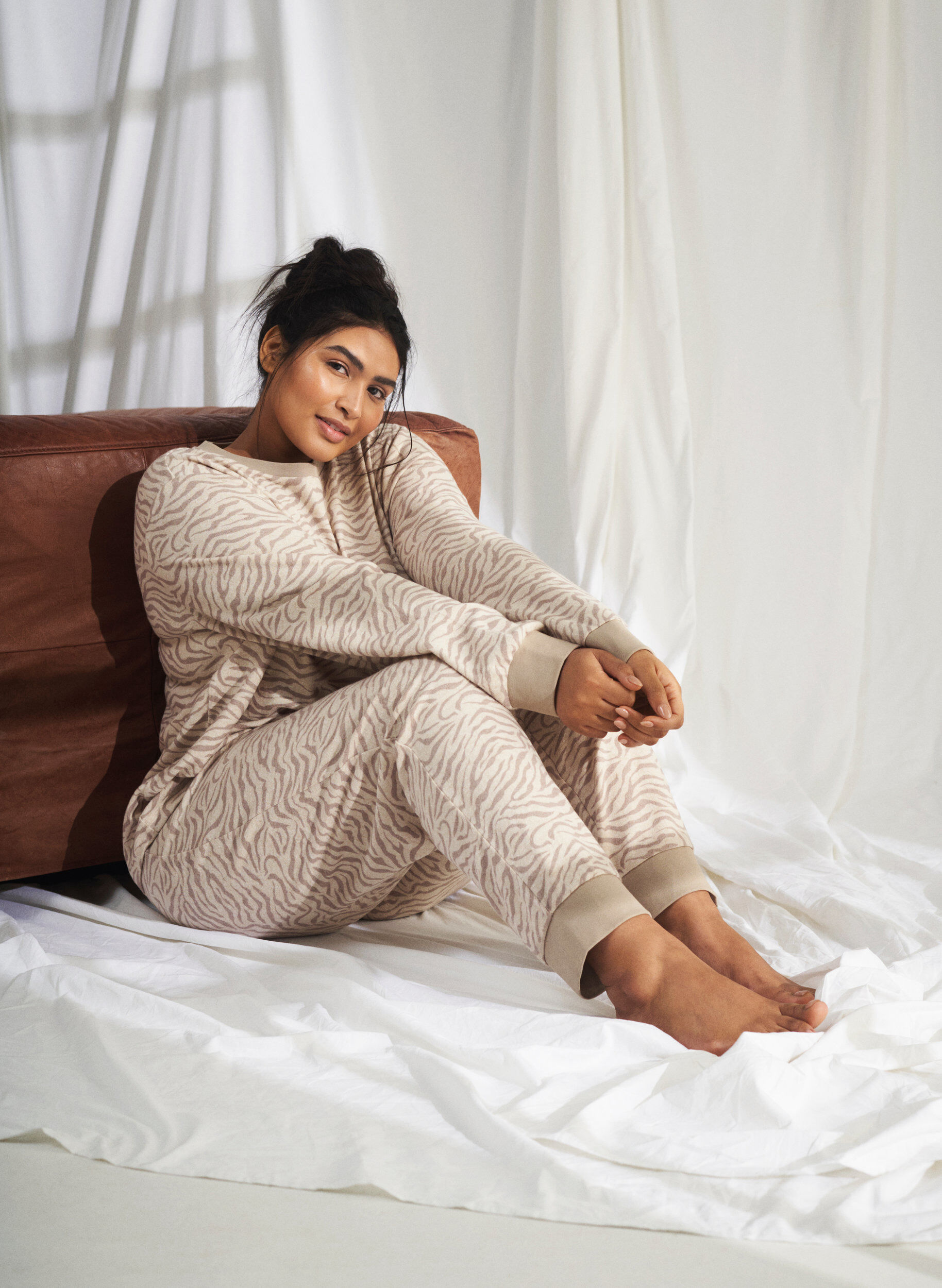 Zizzi Pantalon en velours imprim&eacute;, Pink Tint AOP, Image image number 0