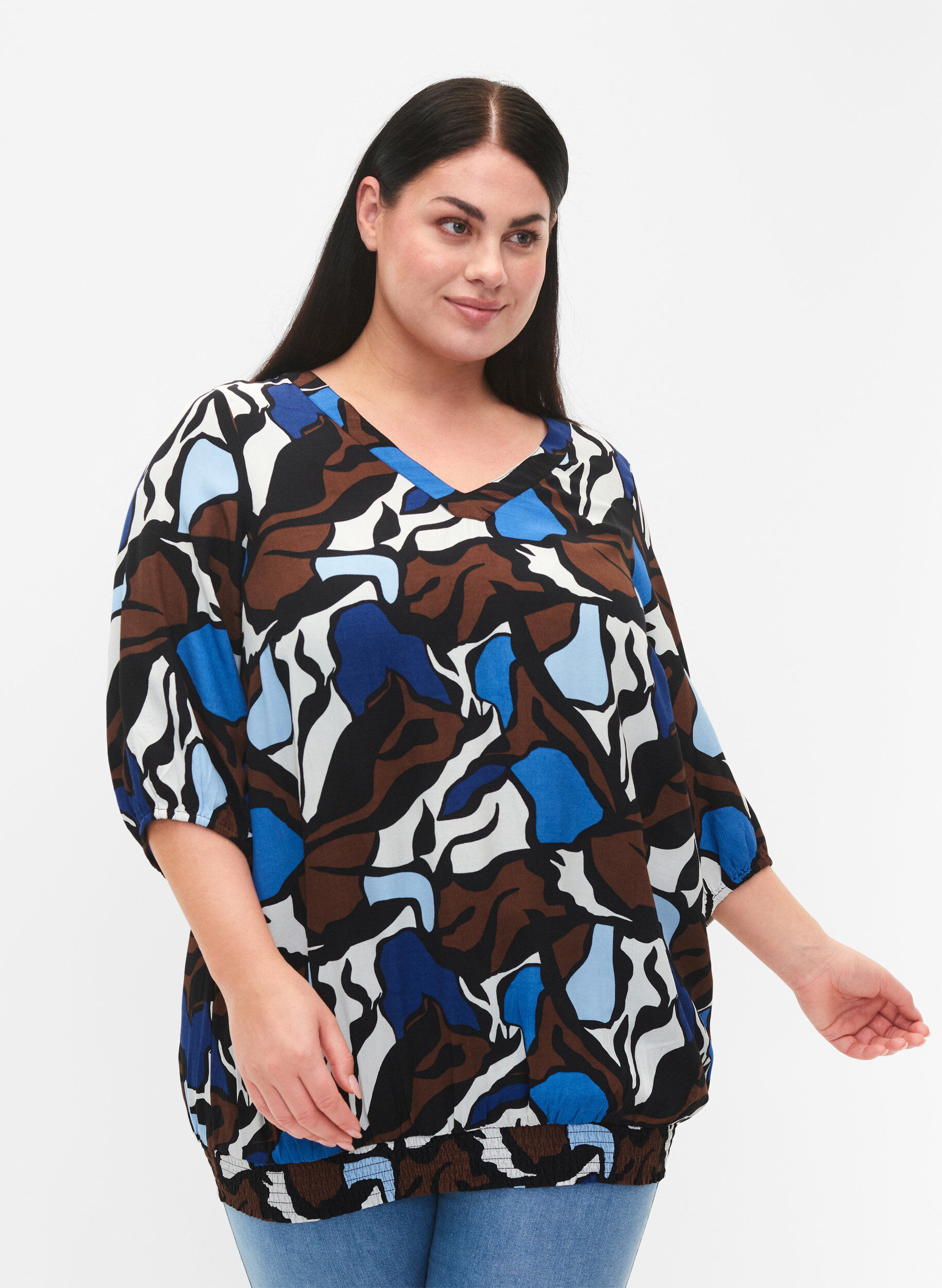 Zizzi Blouse en viscose avec imprim&eacute; et smock, Zafia AOP, Model image number 0