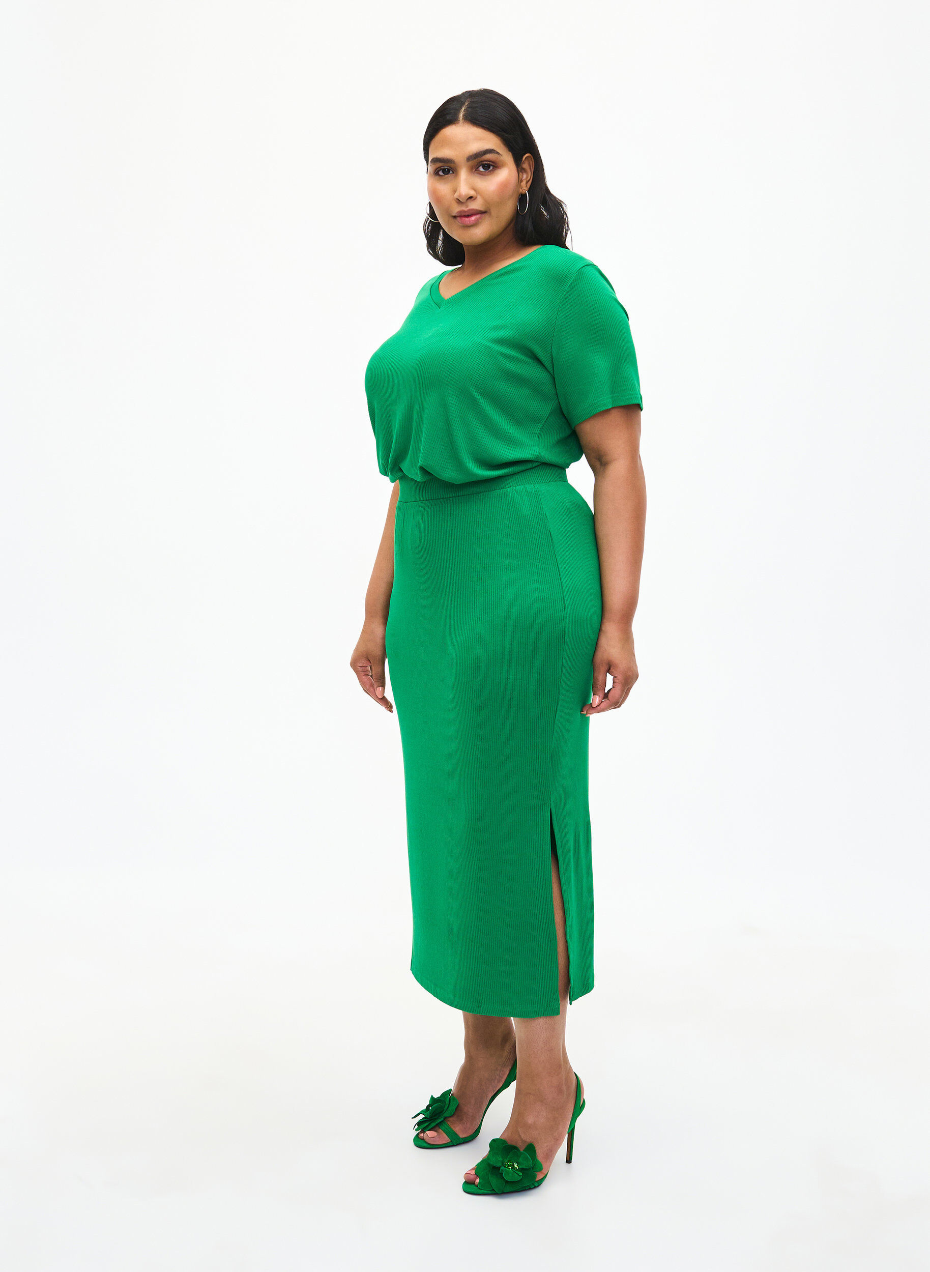 Zizzi Jupe midi ajust&eacute;e en viscose, Vert, Model image number 0