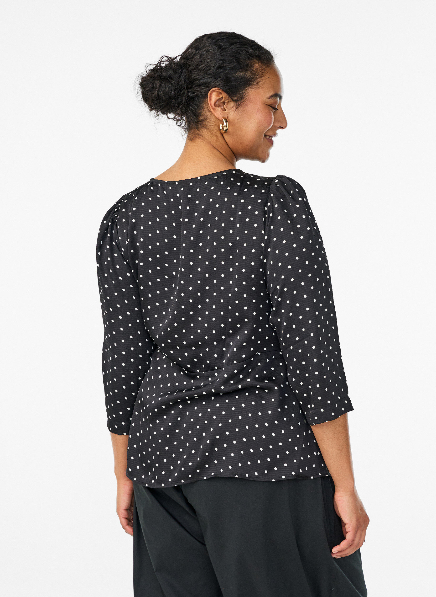 Zizzi Blouse &agrave; pois avec lien &agrave; nouer et manches 3/4, Noir, Model image number 2