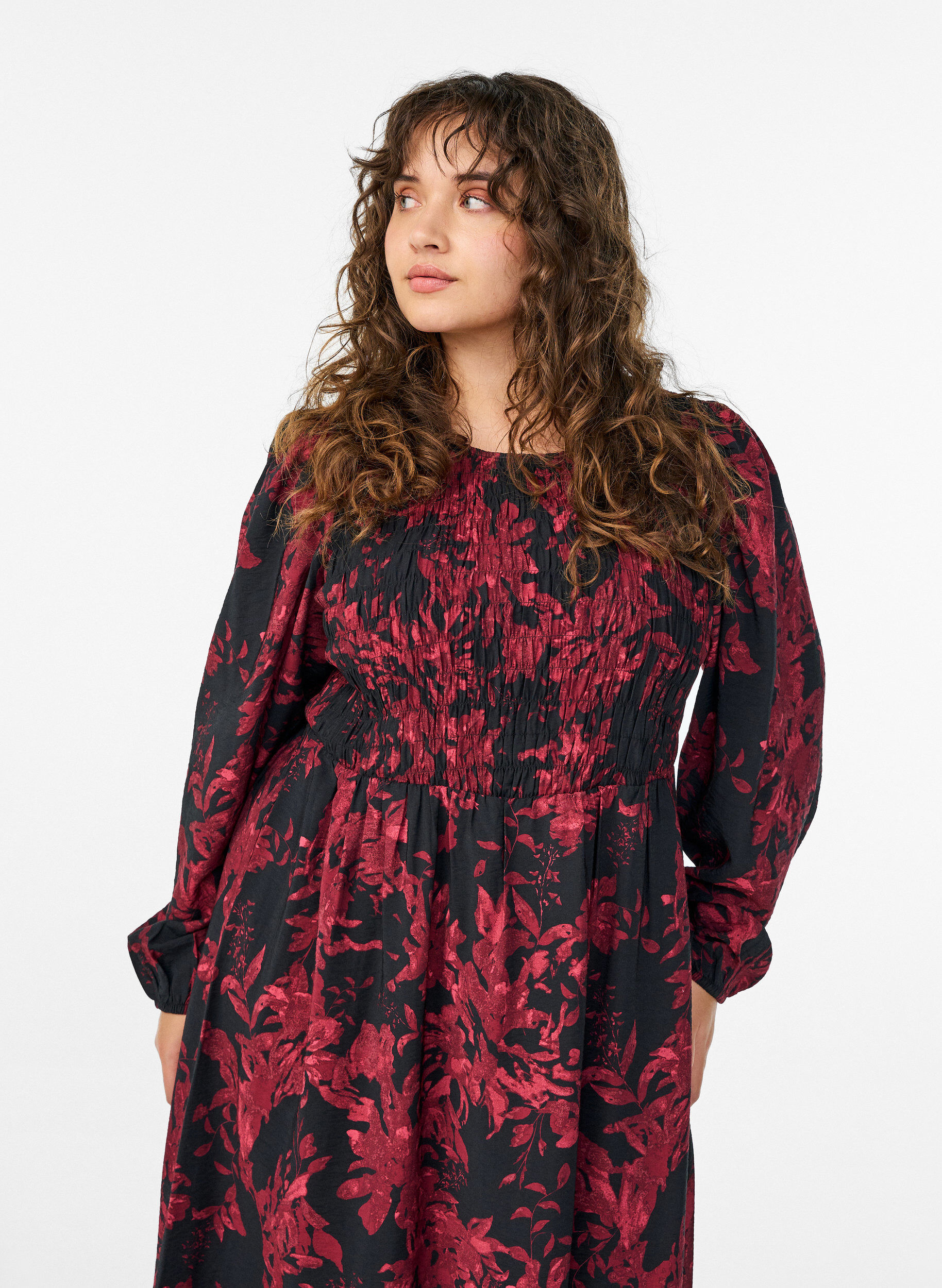 Zizzi Robe &agrave; fleurs avec haut smock&eacute;, Noir, Model image number 2