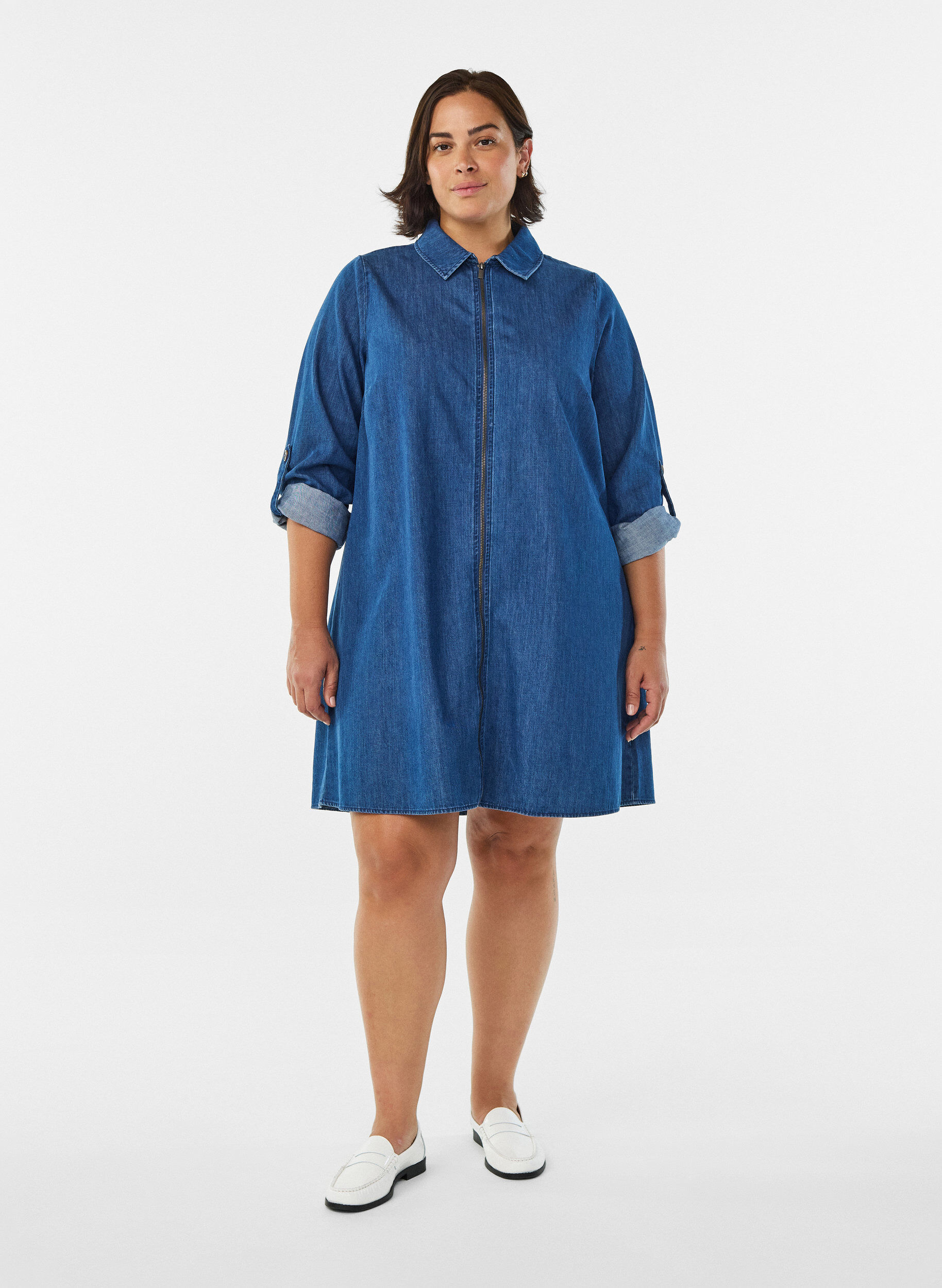 Zizzi Robe courte en denim avec fermeture &eacute;clair, Bleu, Model image number 1