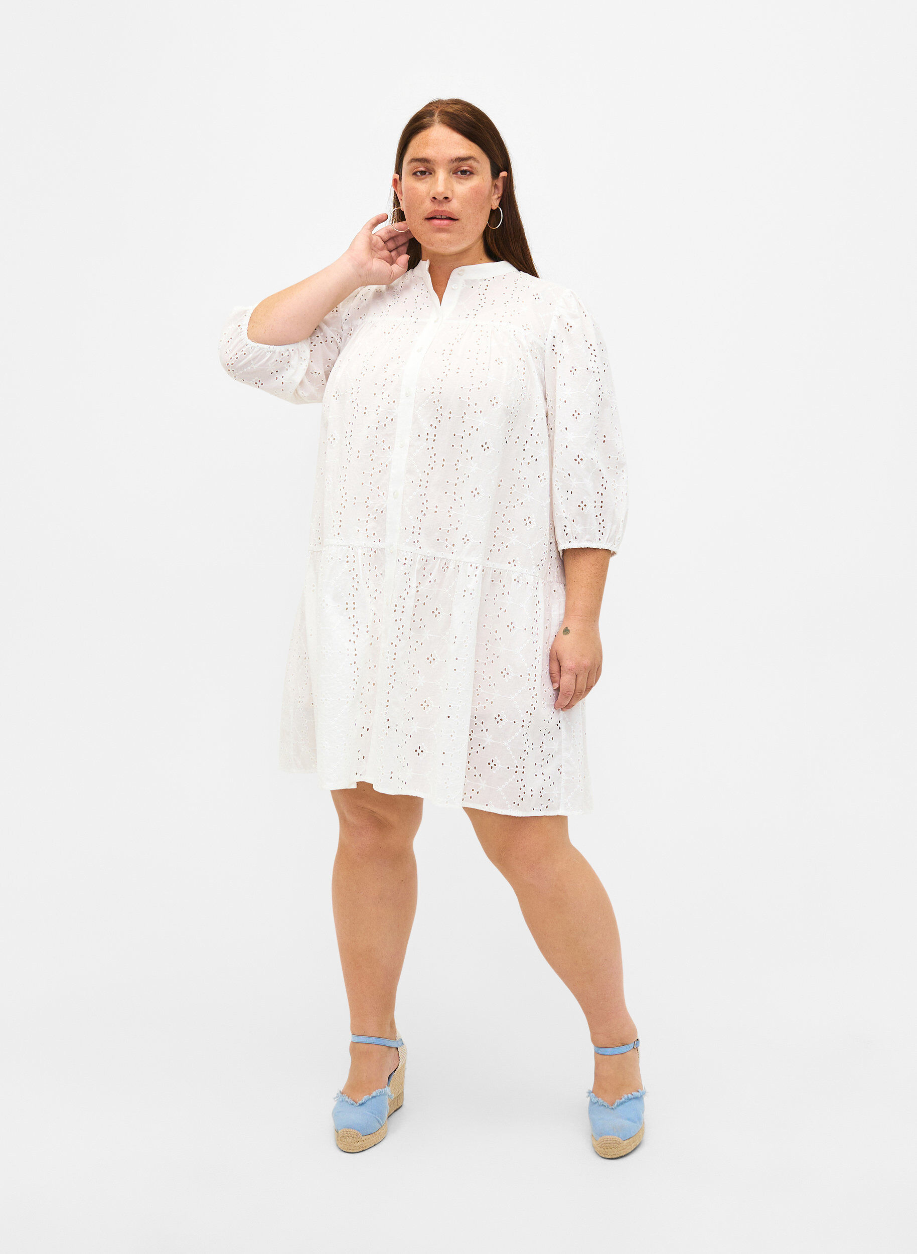 Zizzi Robe chemise en coton &agrave; broderie anglaise, Bright White, Model image number 2