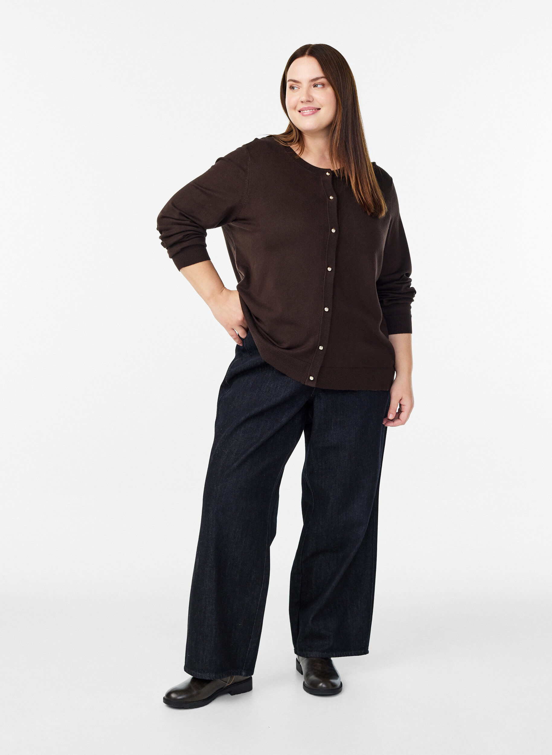 Zizzi Cardigan en maille fine avec boutons boule, Marron, Model image number 1