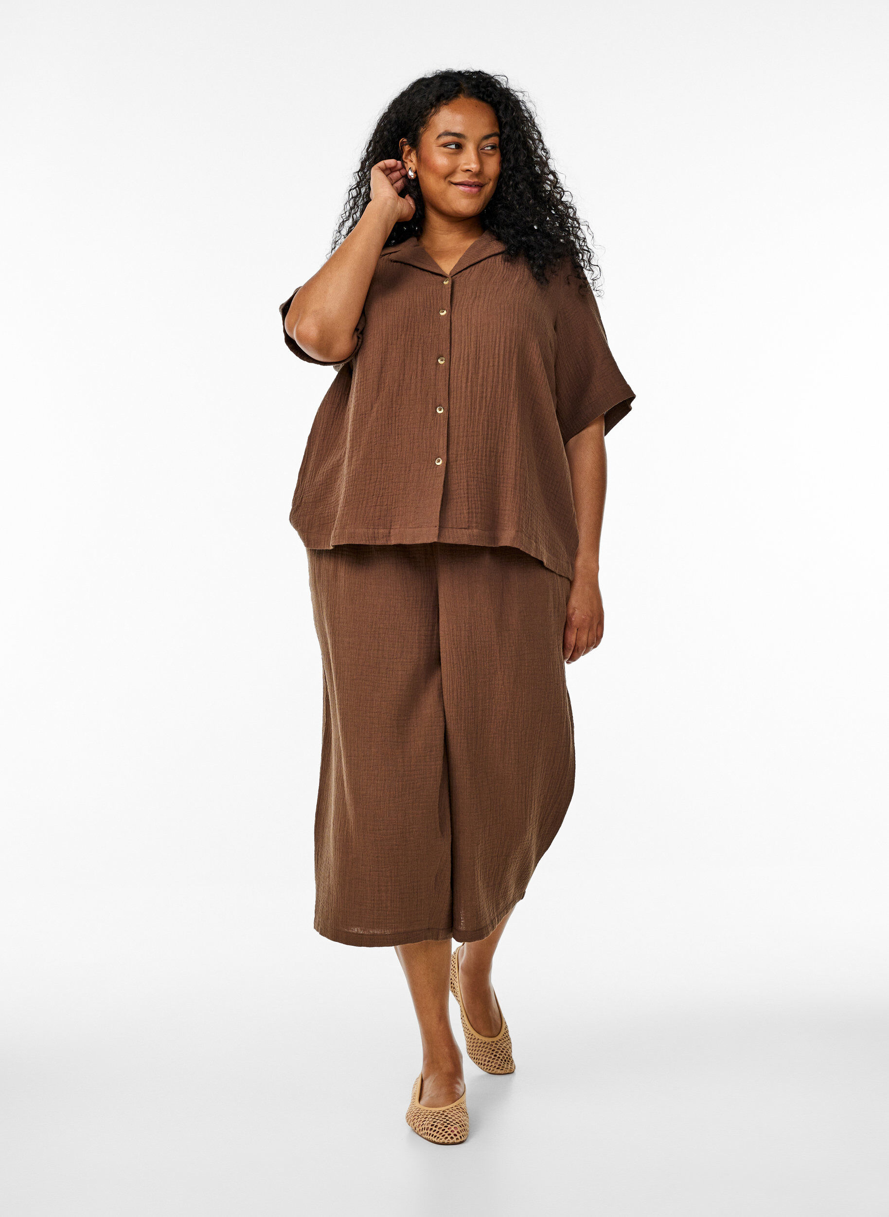 Zizzi Chemise &agrave; manches courtes en mousseline de coton, Marron, Model image number 1