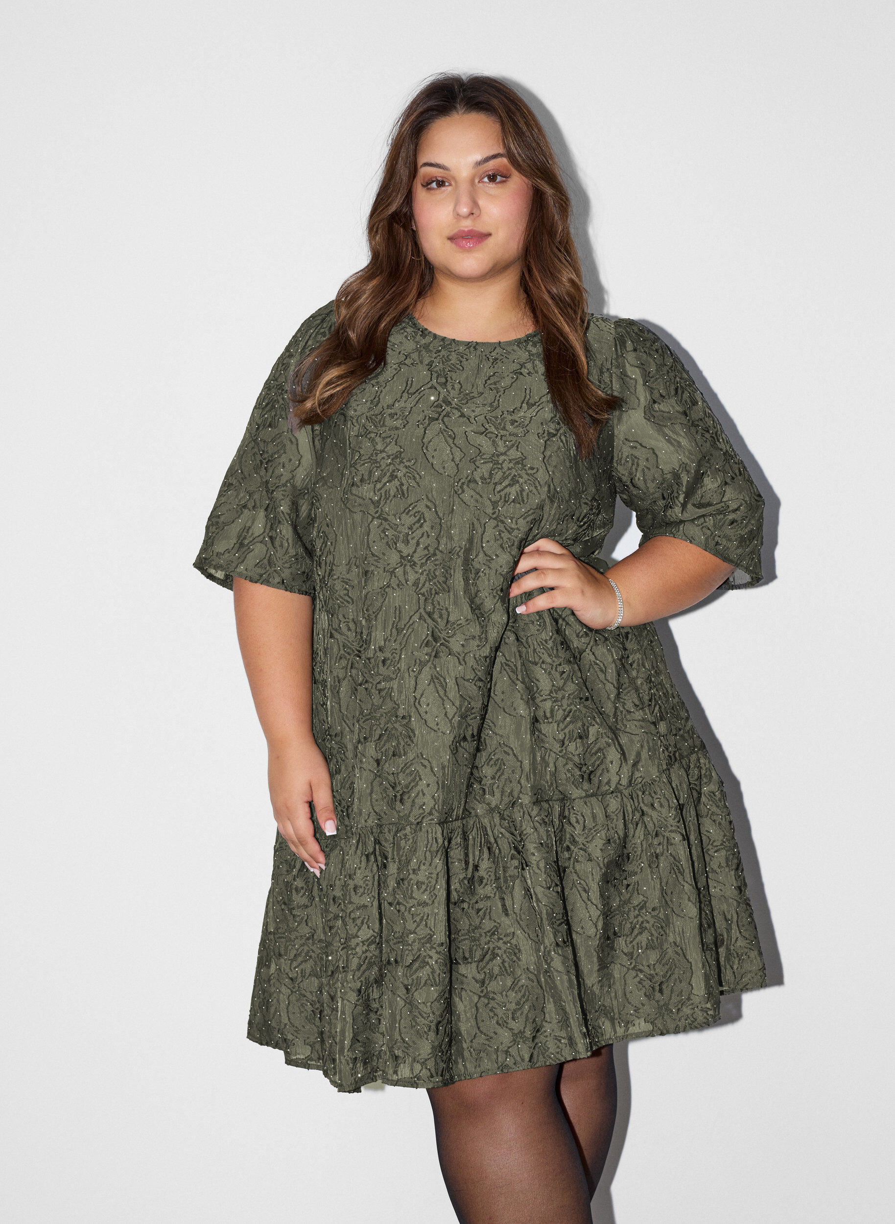 Robe jacquard avec des d&eacute;tails scintillants et des manches bouffantes, Vert, Model