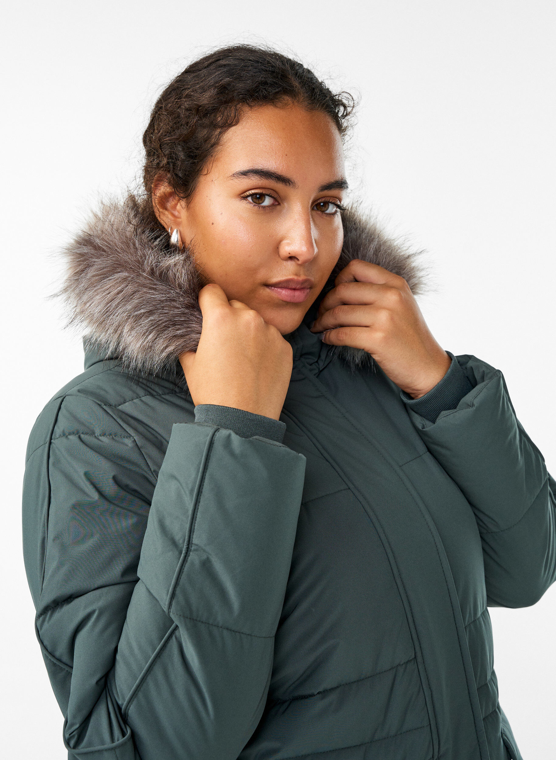 Zizzi Parka d&eacute;perlante avec col en fausse fourrure, Vert fonc&eacute;, Model image number 3