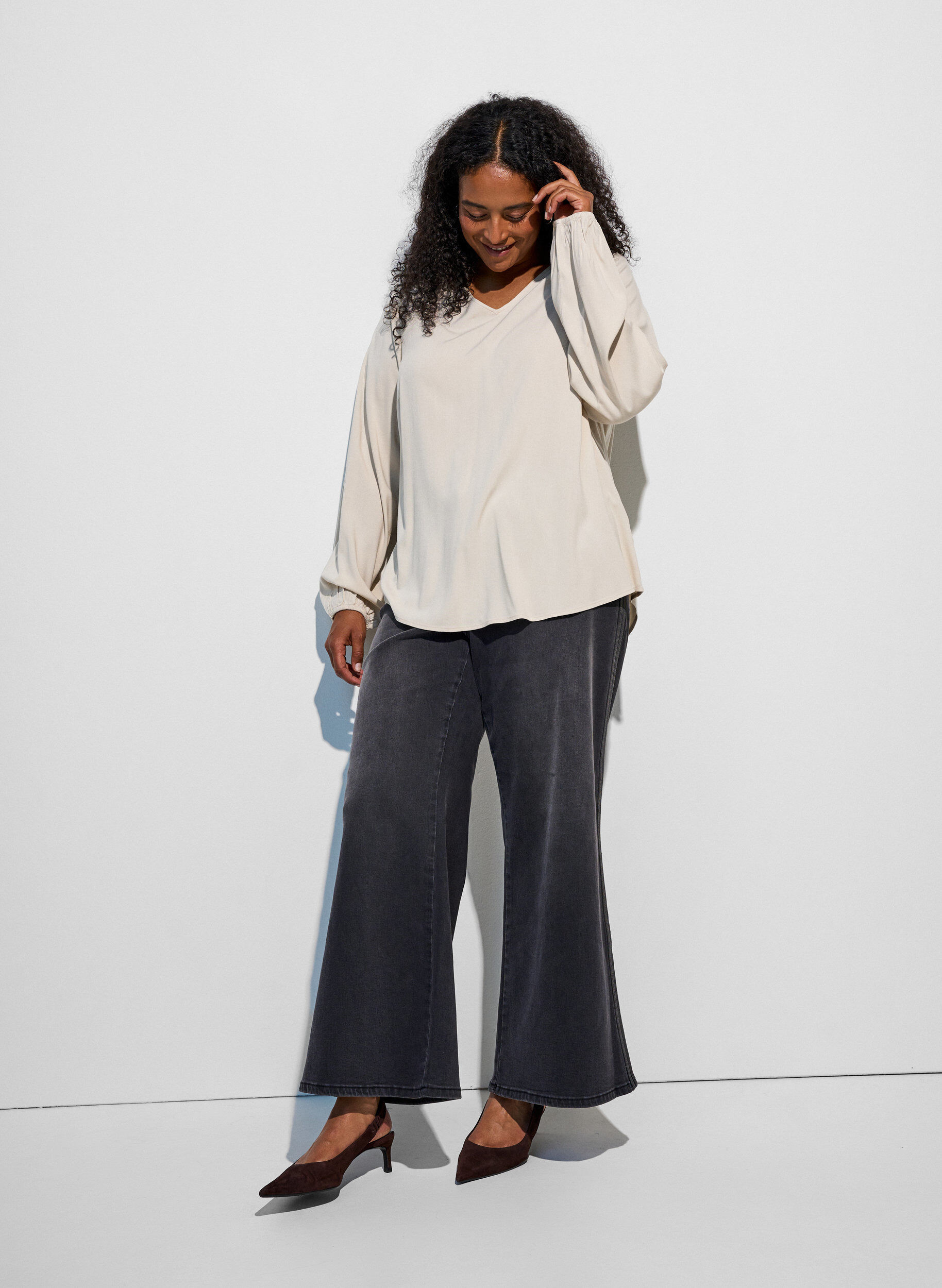 ZizziBlouse en viscose avec col en V et ourlet arrondi, Beige, Model image number 1