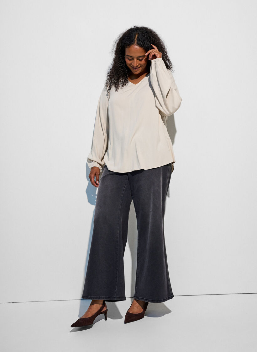 Blouse en viscose avec col en V et ourlet arrondi, Beige, Model image number 1
