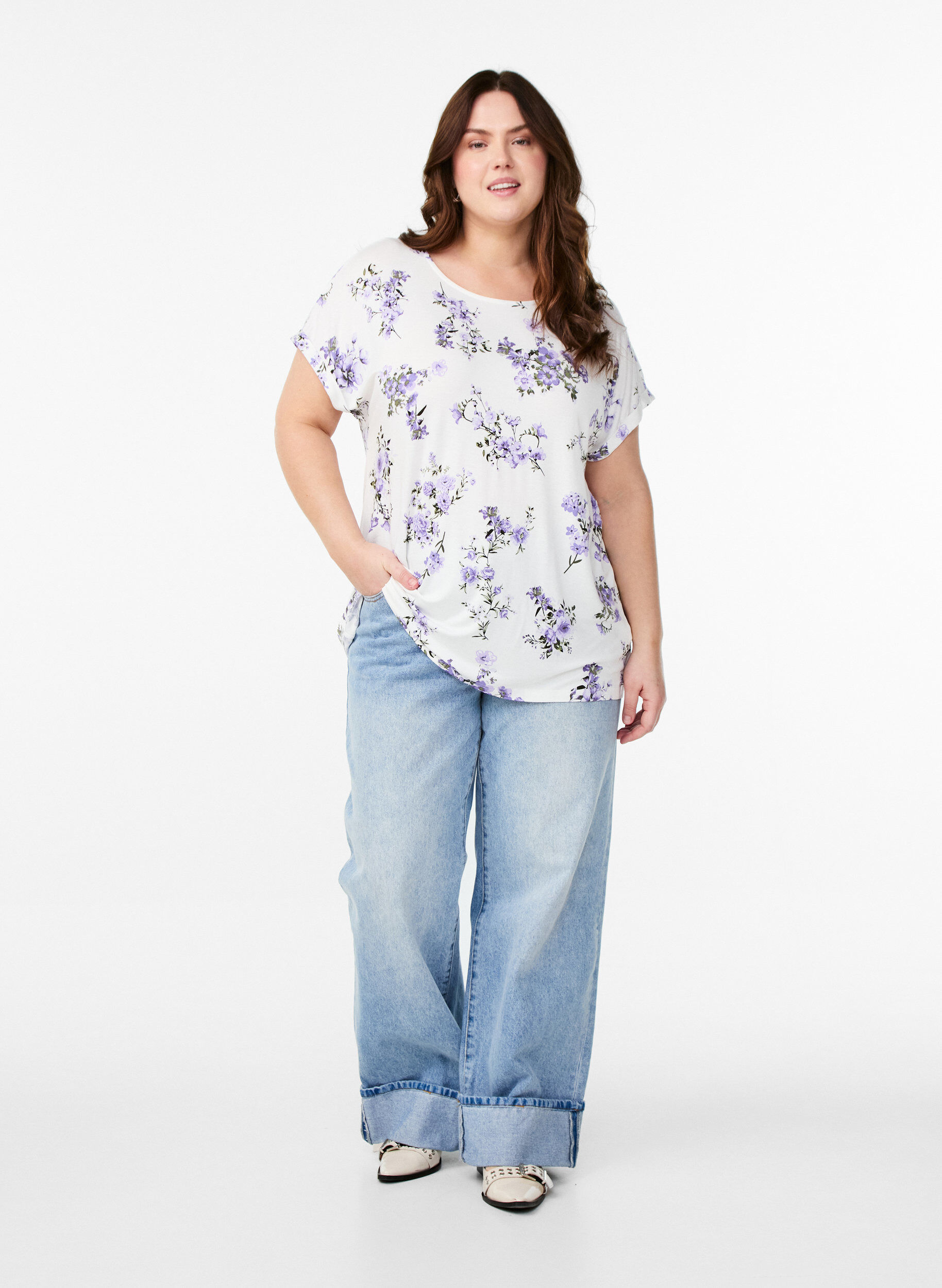 Zizzi T-shirt avec imprim&eacute; floral, Violet, Model image number 1