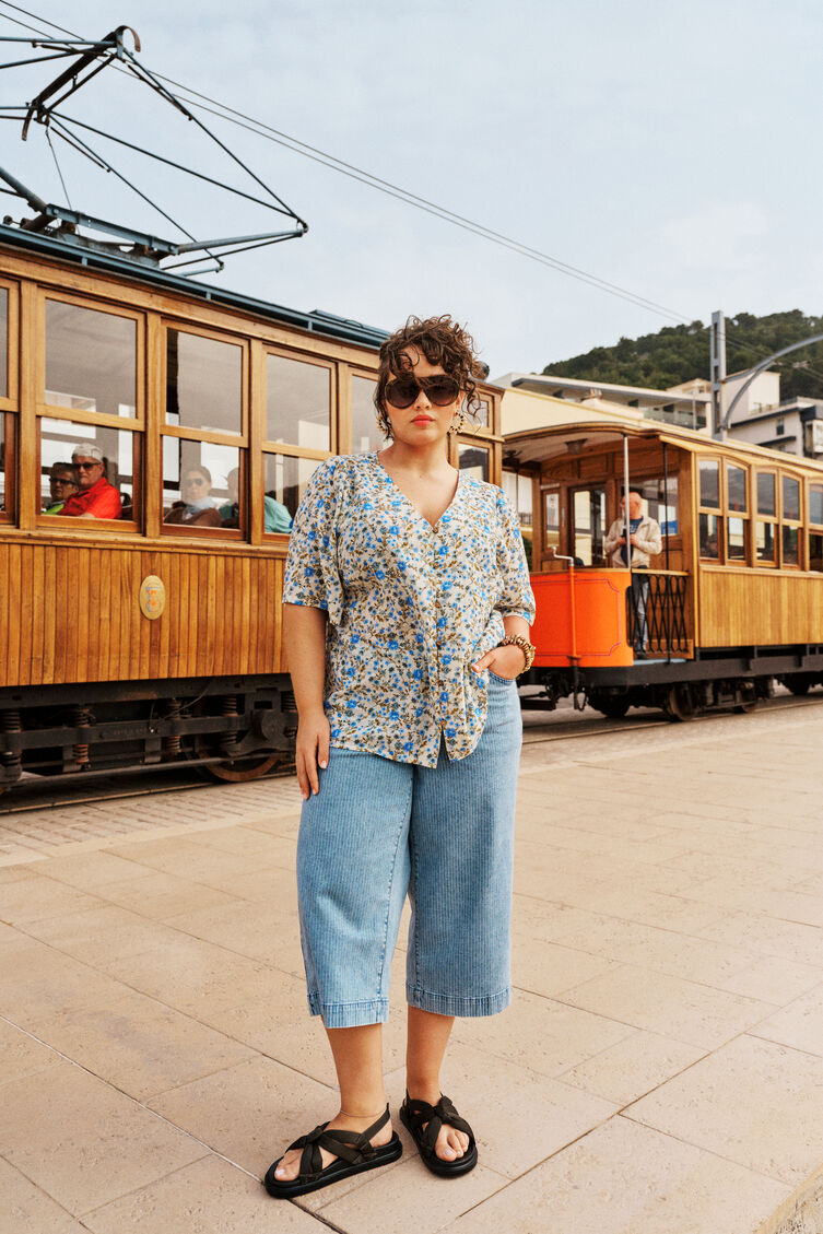 Style estival floral dans des tons bleus, , Model