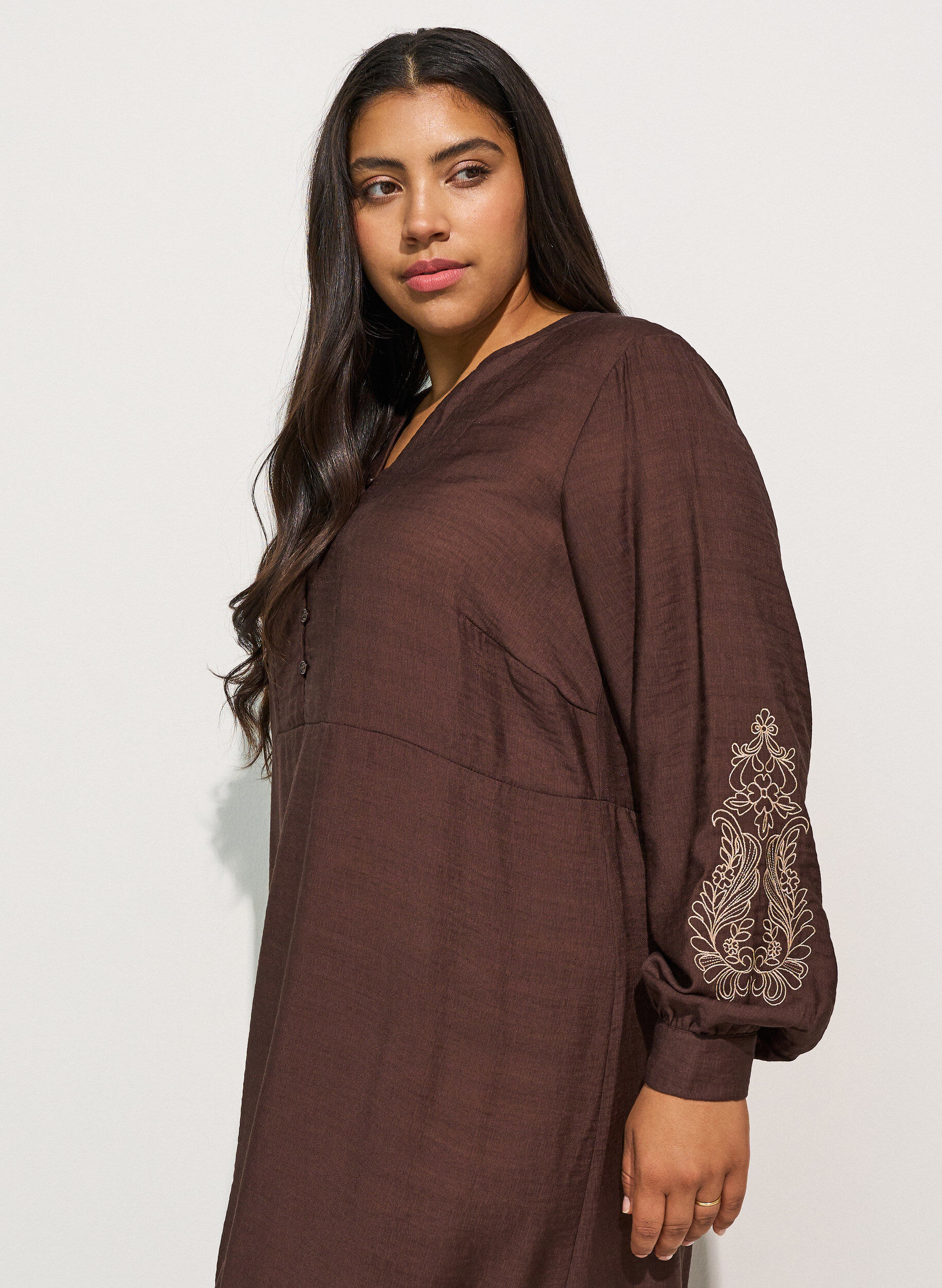 ZizziRobe en viscose avec broderies et volants &eacute;tag&eacute;s, Marron, Model image number 2