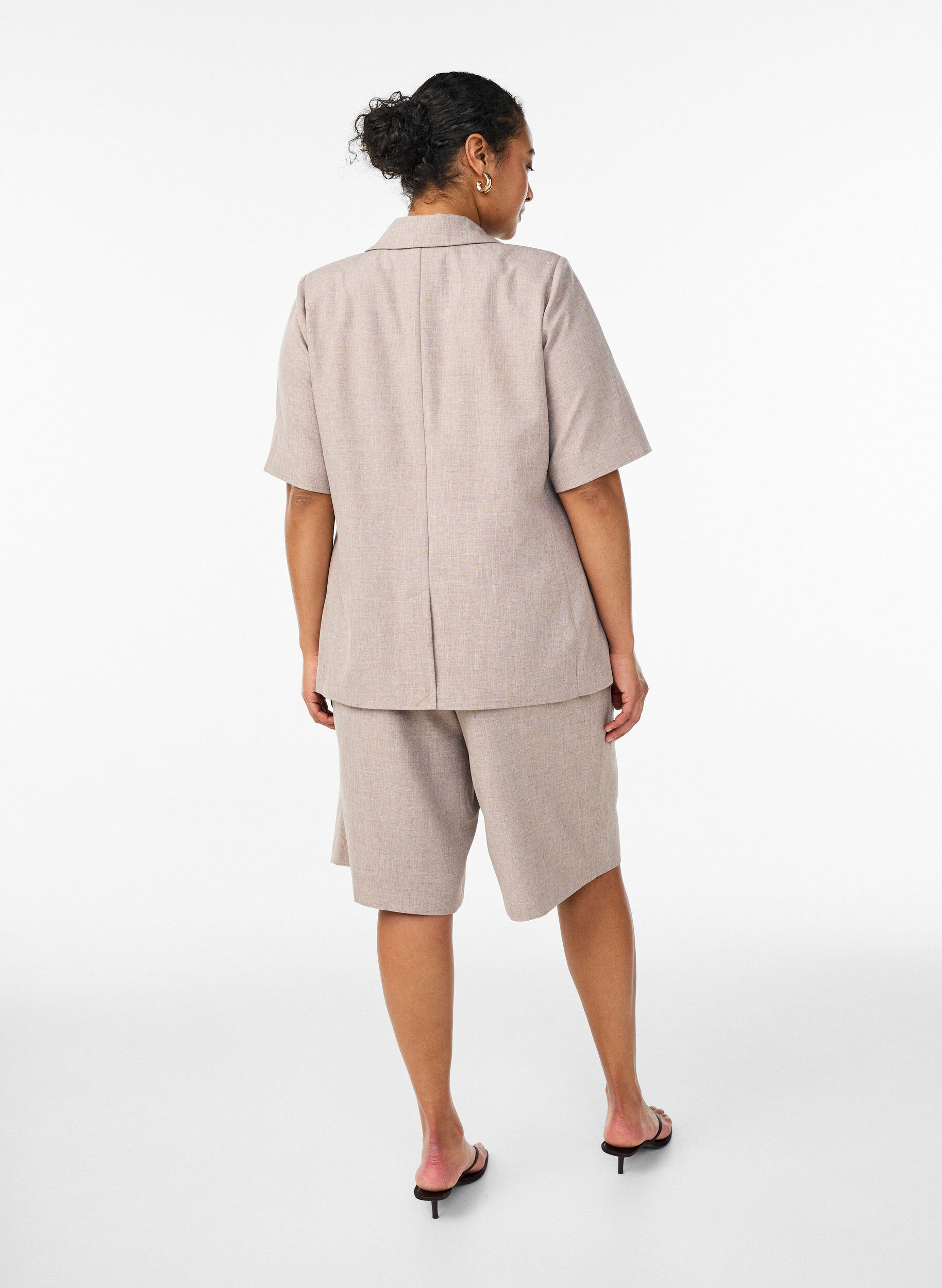 Zizzi Short bermuda ample &agrave; taille haute, Marron, Model image number 1