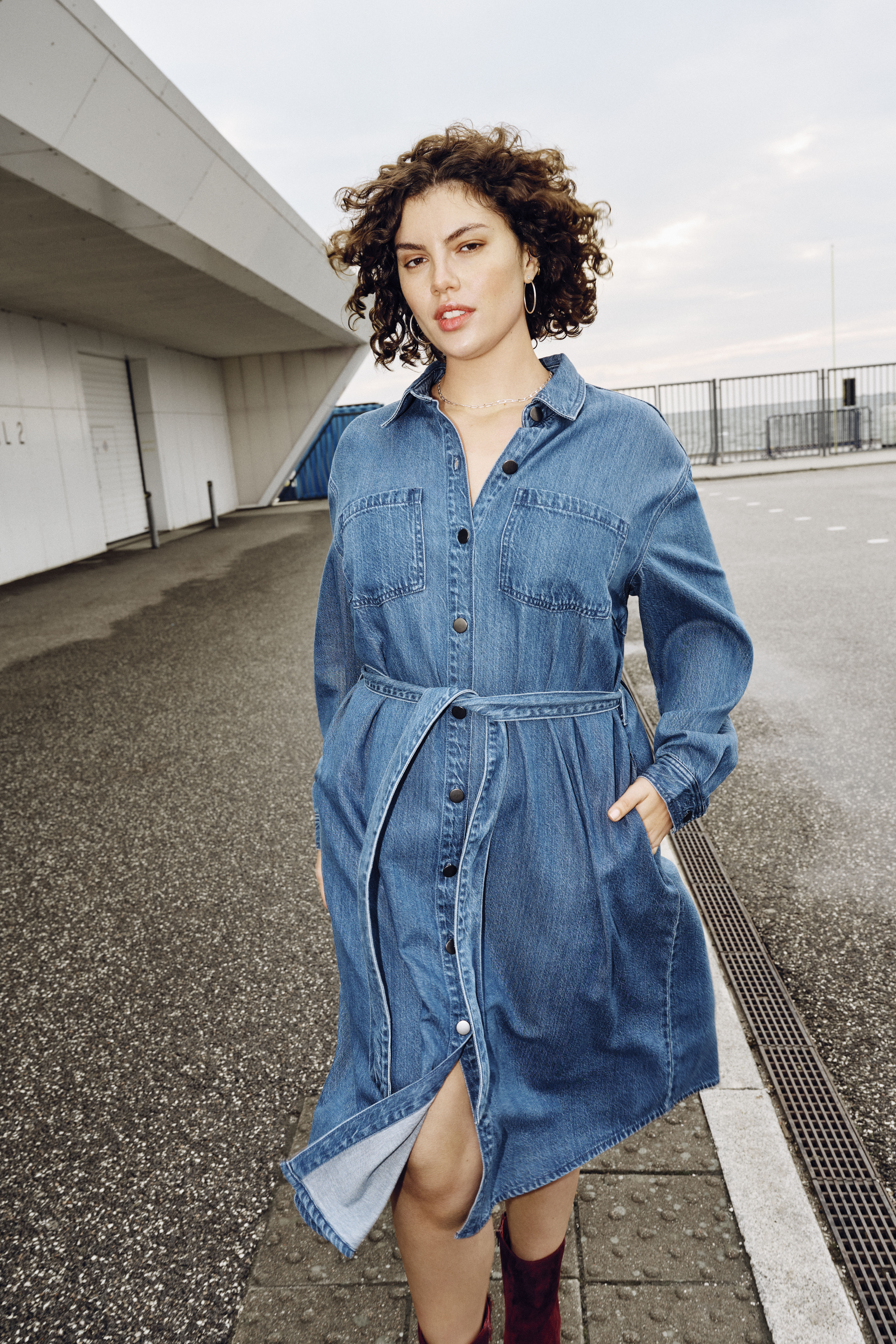 Zizzi Robe en jean avec lien &agrave; nouer, , Model