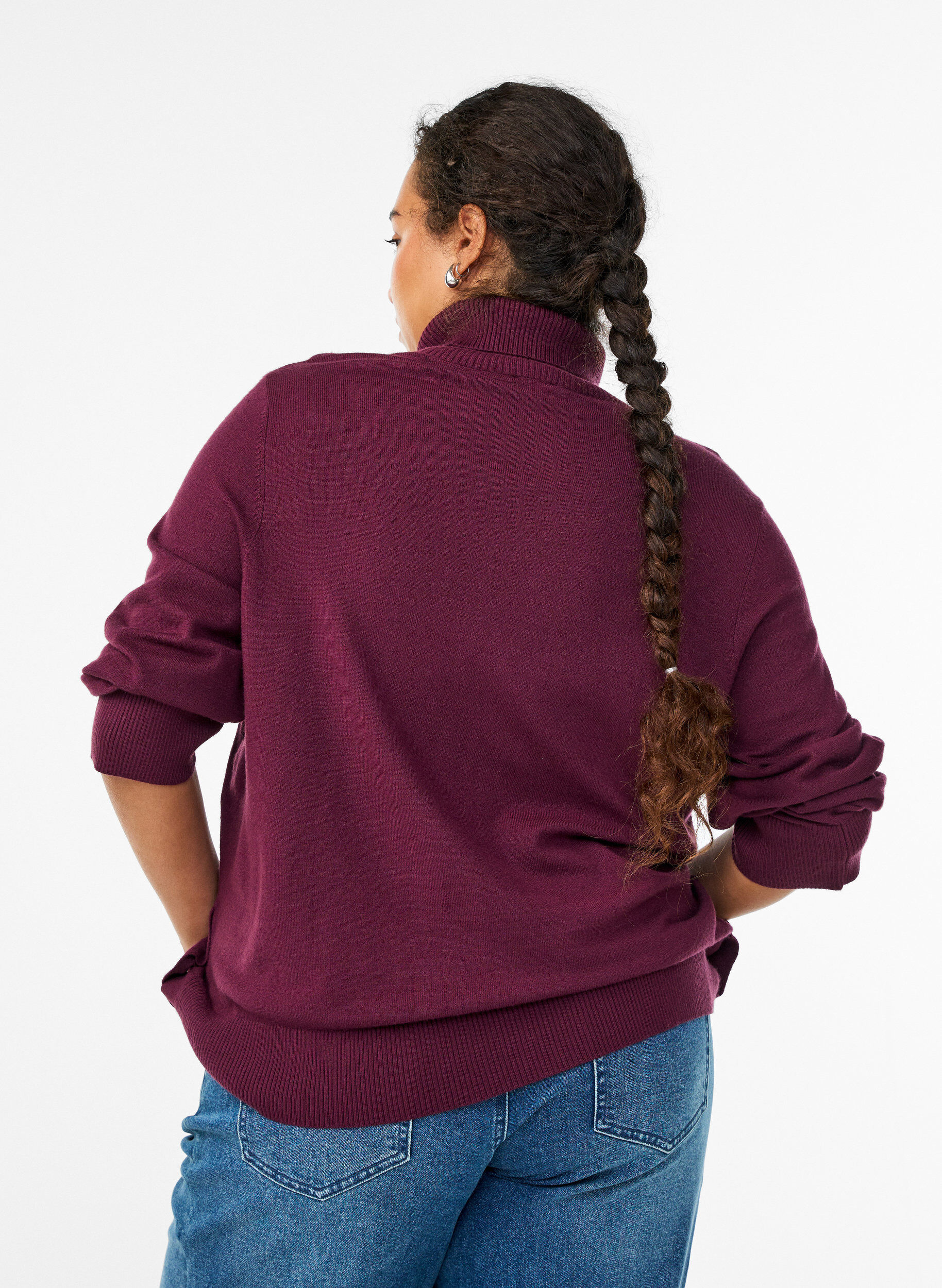 Zizzi Blouse en maille avec col roul&eacute; et boutons sur le c&ocirc;t&eacute;, Bordeaux fonc&eacute;, Model image number 2