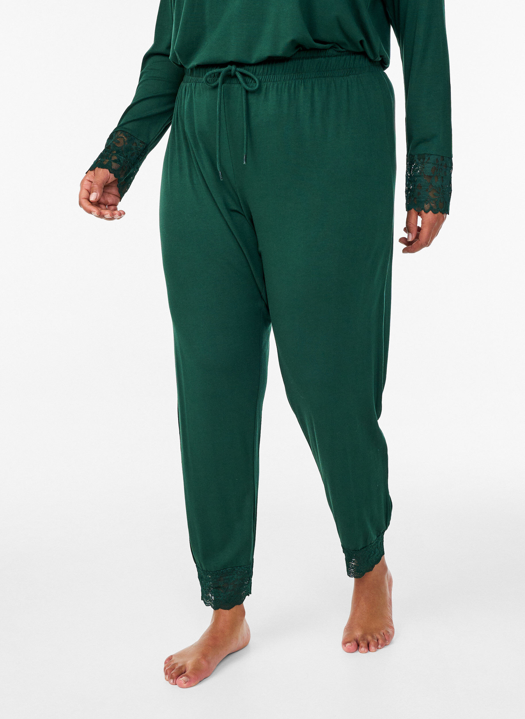 Zizzi Pantalon de pyjama &agrave; taille haute et finitions dentelle, Vert fonc&eacute;, Model image number 2